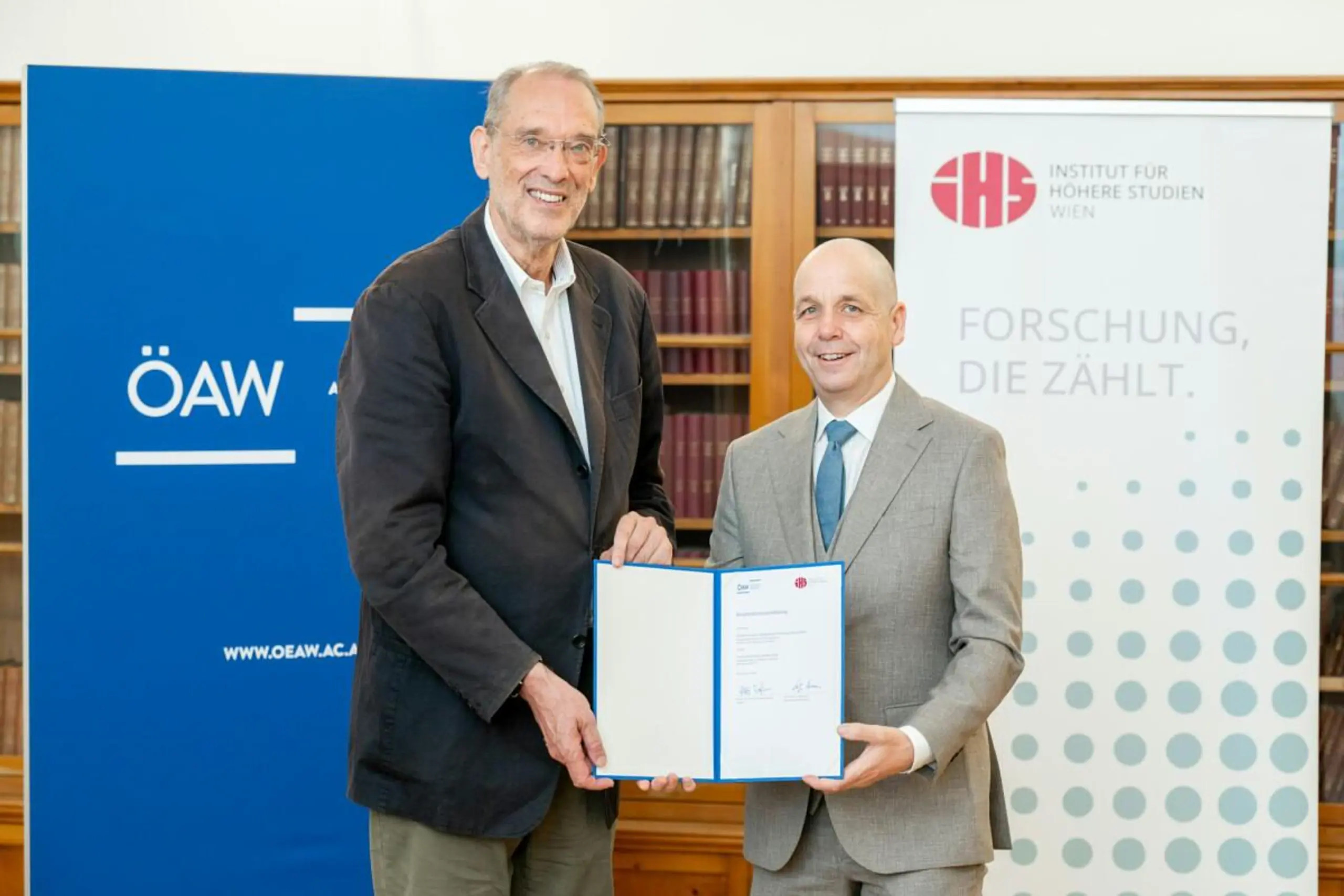 Heinz Faßmann und Holger Bonin unterzeichnen Kooperationsvertrag