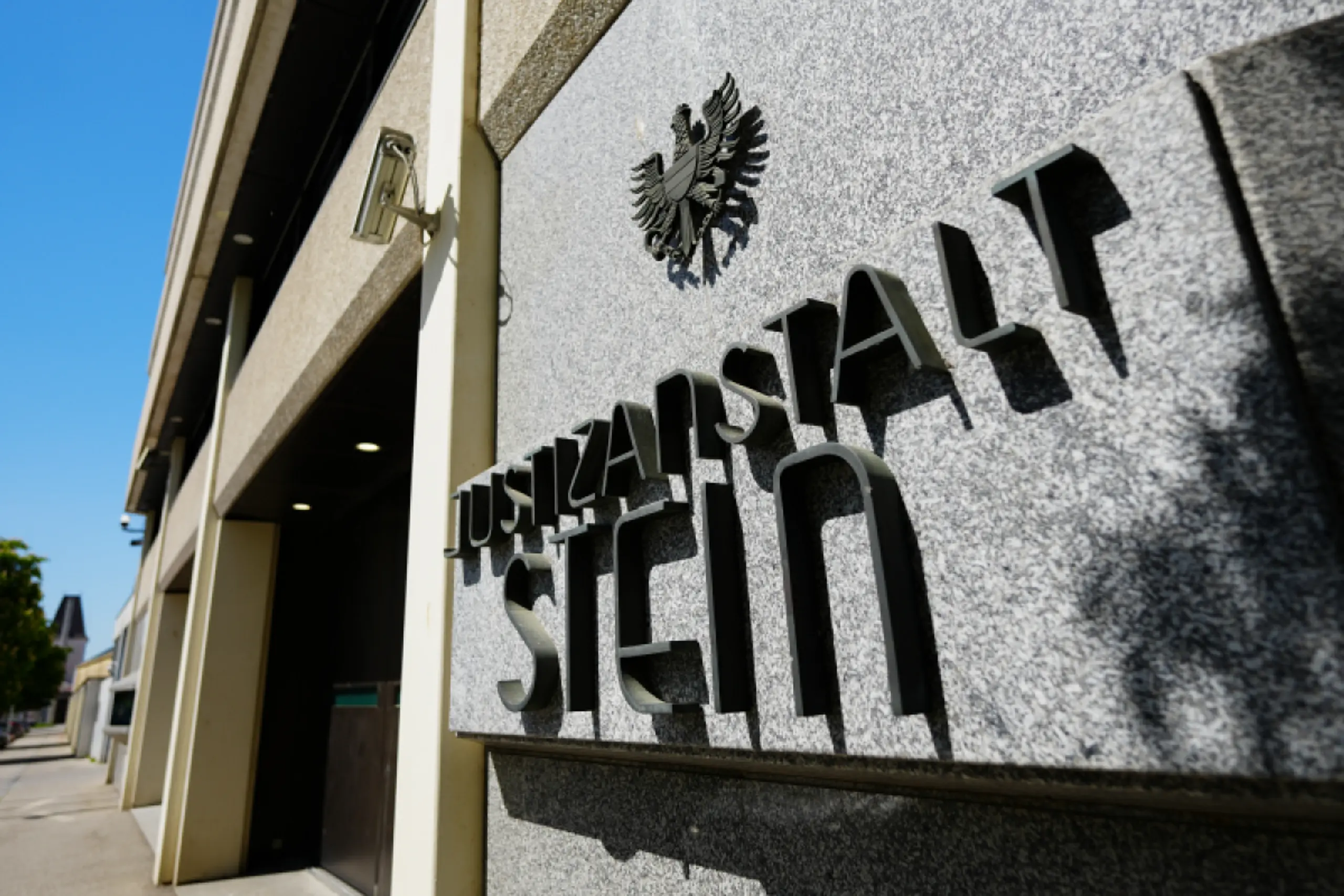 Einer der verletzten Beamten der JA Stein ist in Spitalsbehandlung