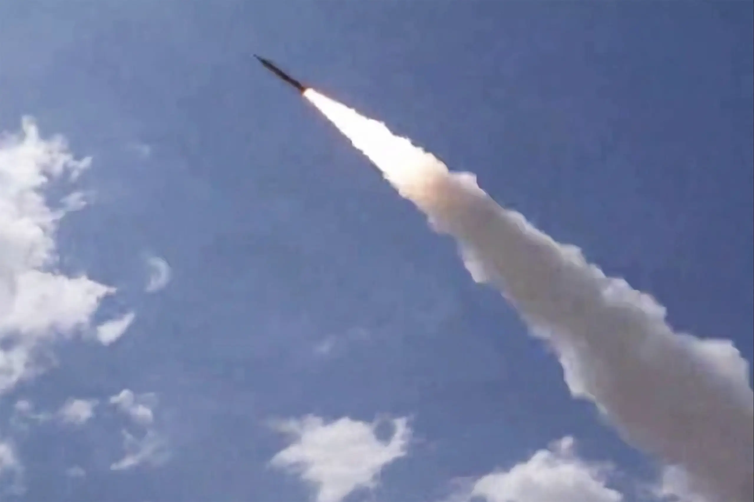 Auf dem Bild sieht man eine Rakete. Der Iran hat sie auf eines seiner Nachbarländer geschossen.