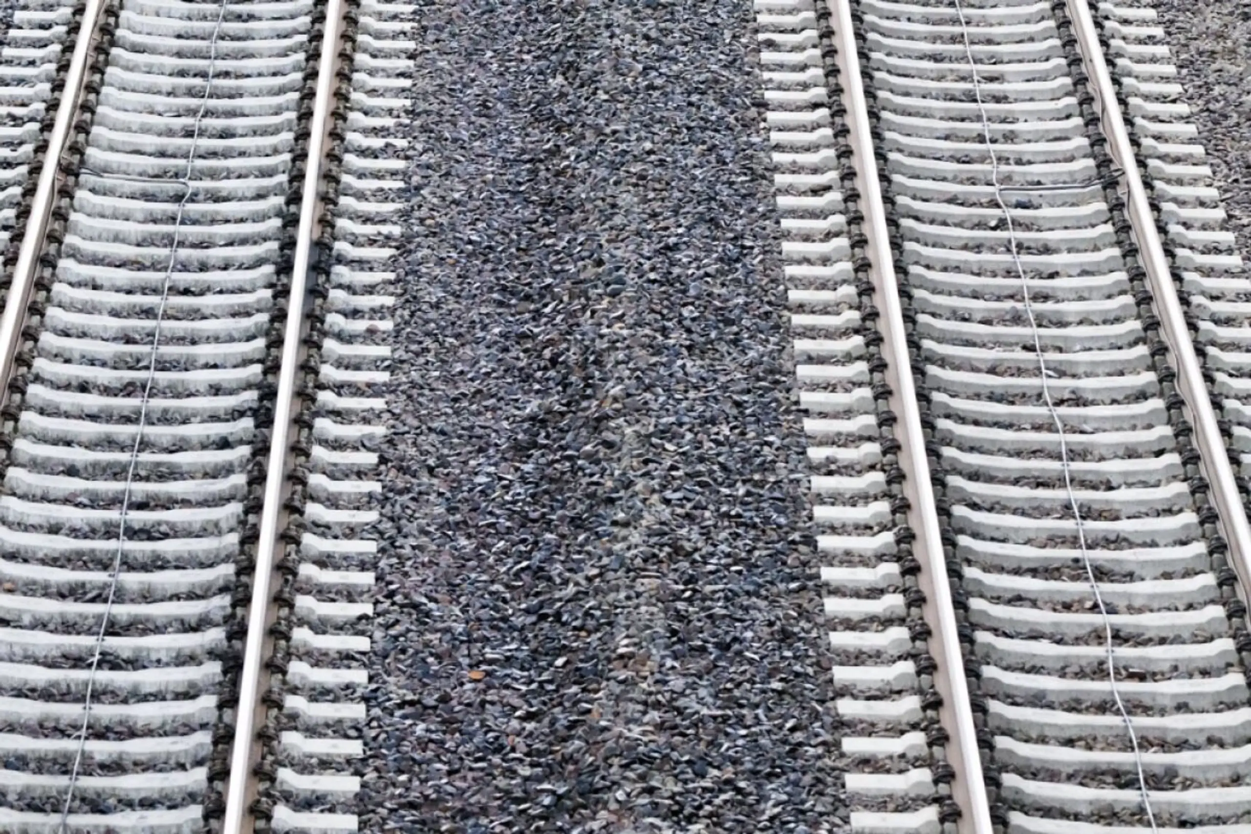 ++ ARCHIVBILD ++ Je stärker unterlegt desto resistenter bei Hitze: Eisenbahngleise