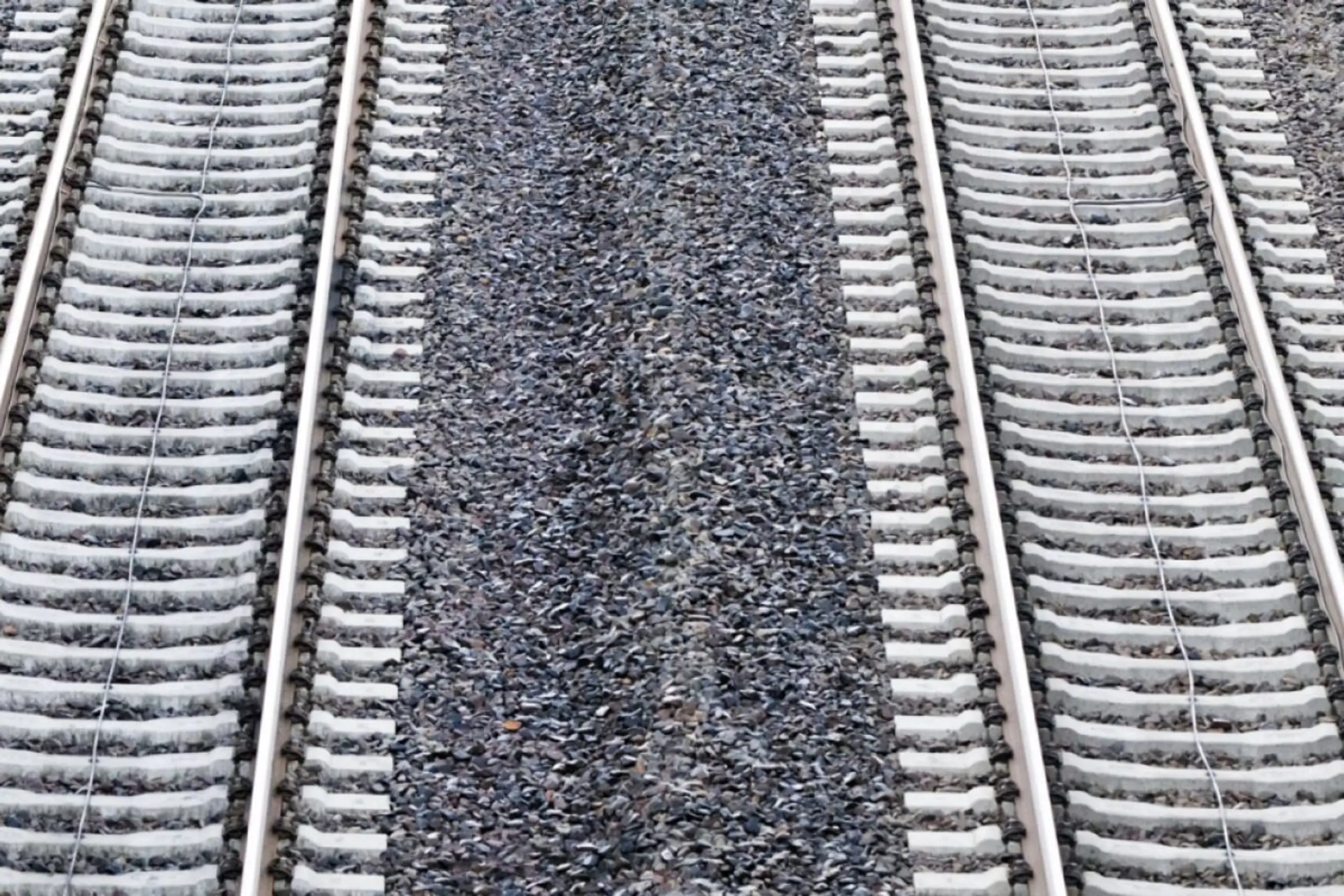 ++ ARCHIVBILD ++ Je stärker unterlegt desto resistenter bei Hitze: Eisenbahngleise