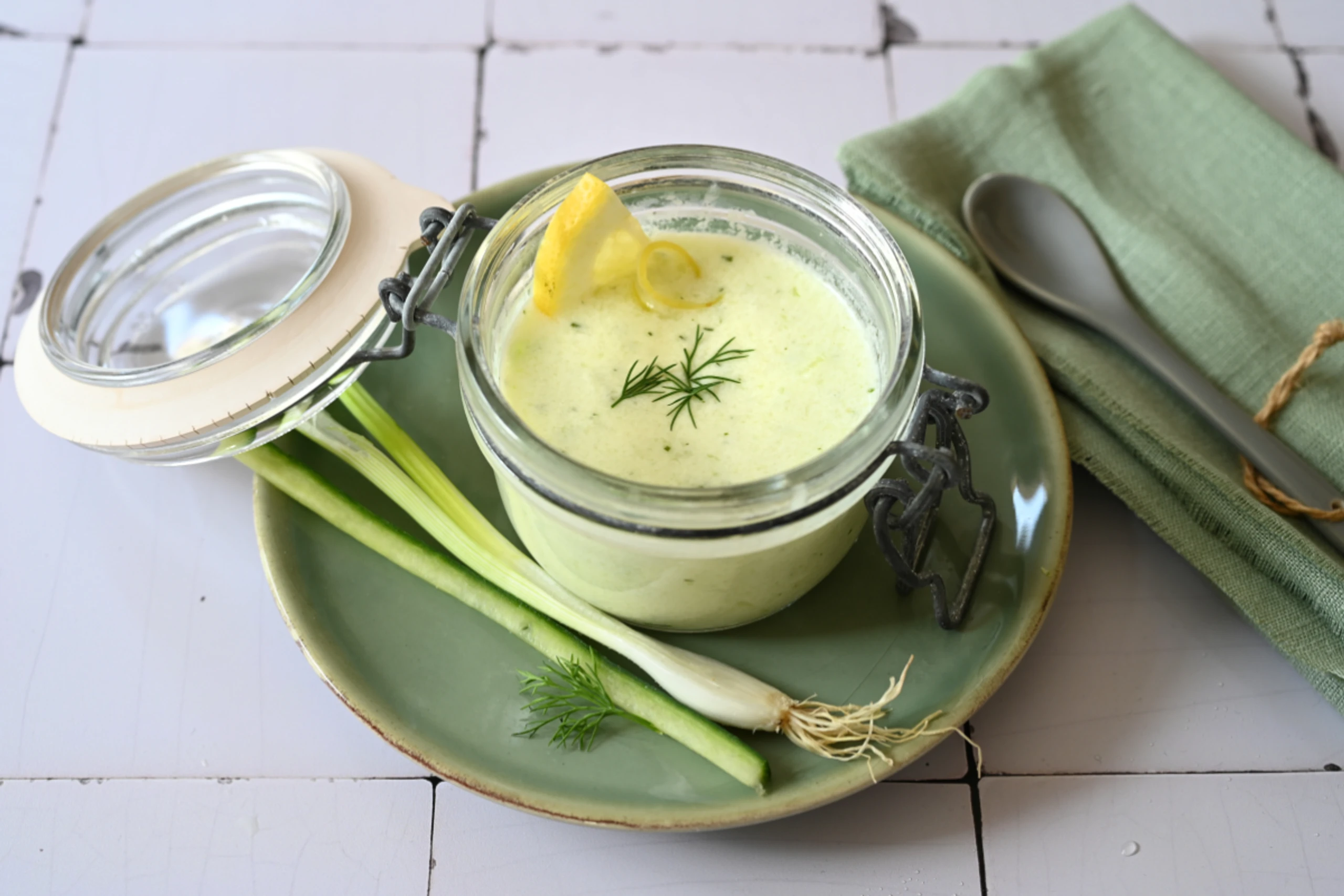 Für die Suppe wird eine Salatgurke püriert und mit Joghurt vermengt