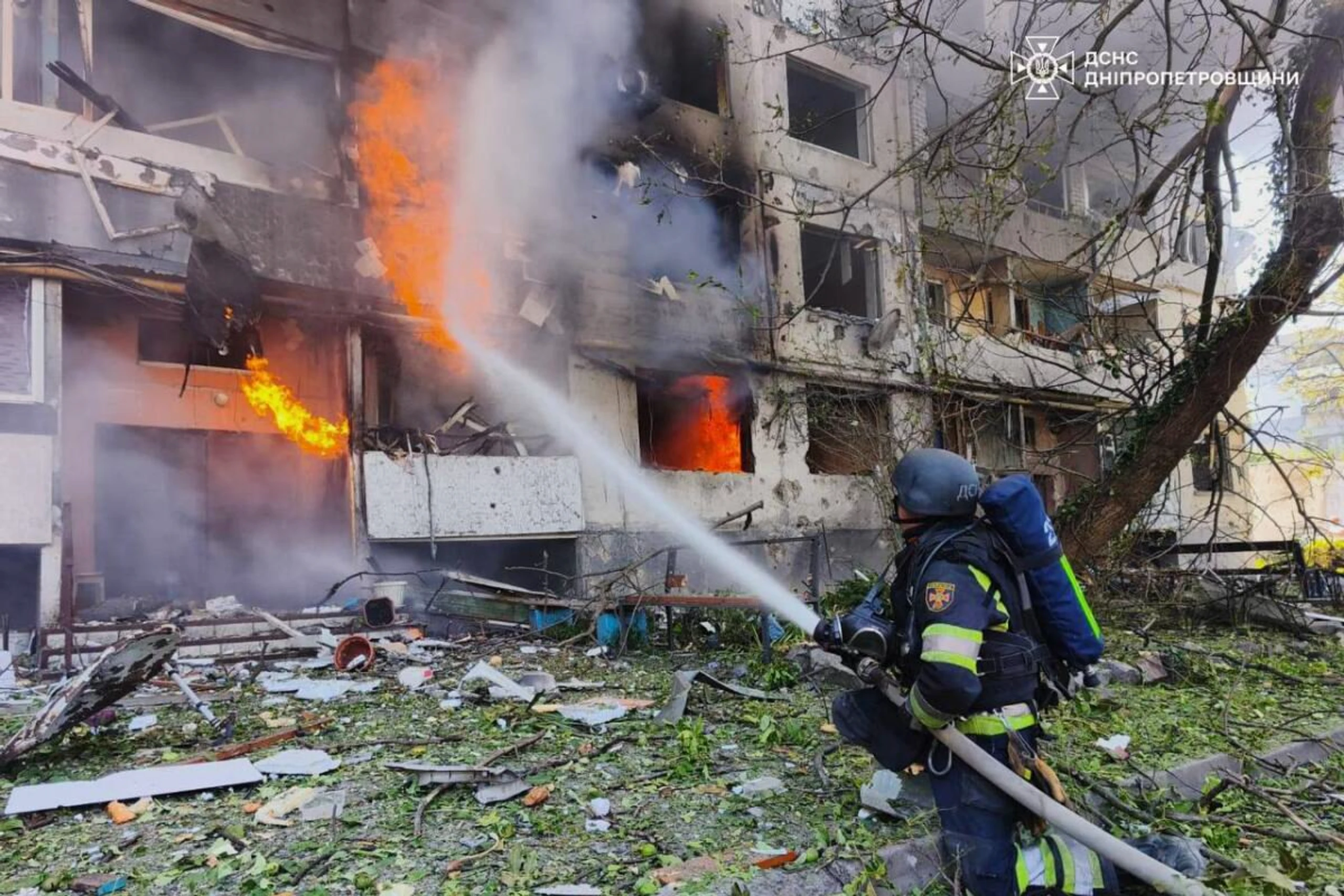 Ein Feuerwehrmann löscht einen Brand in Pavlograd