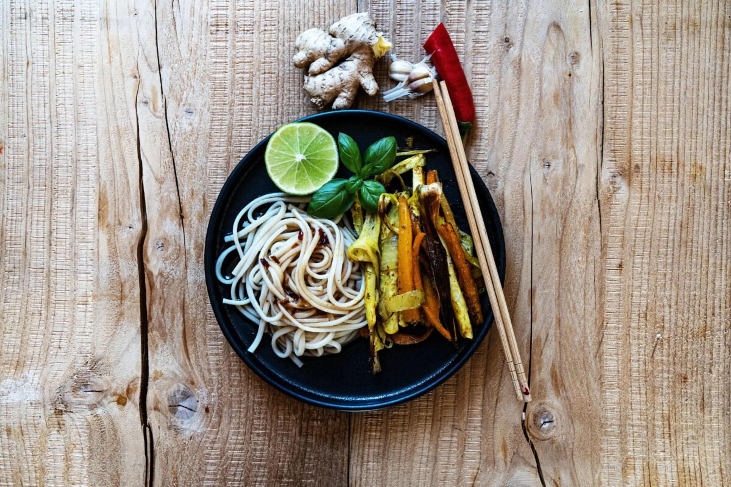 Zu Stir-Fry passen asiatische Mie-Nudeln, Glasnudeln oder Kartoffeln