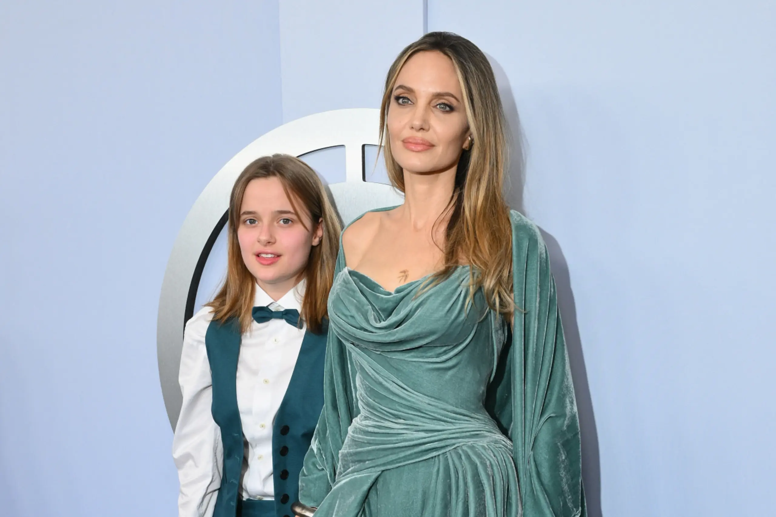 Vivienne mit ihrer Mutter Angelina Jolie im Sommer 2024
