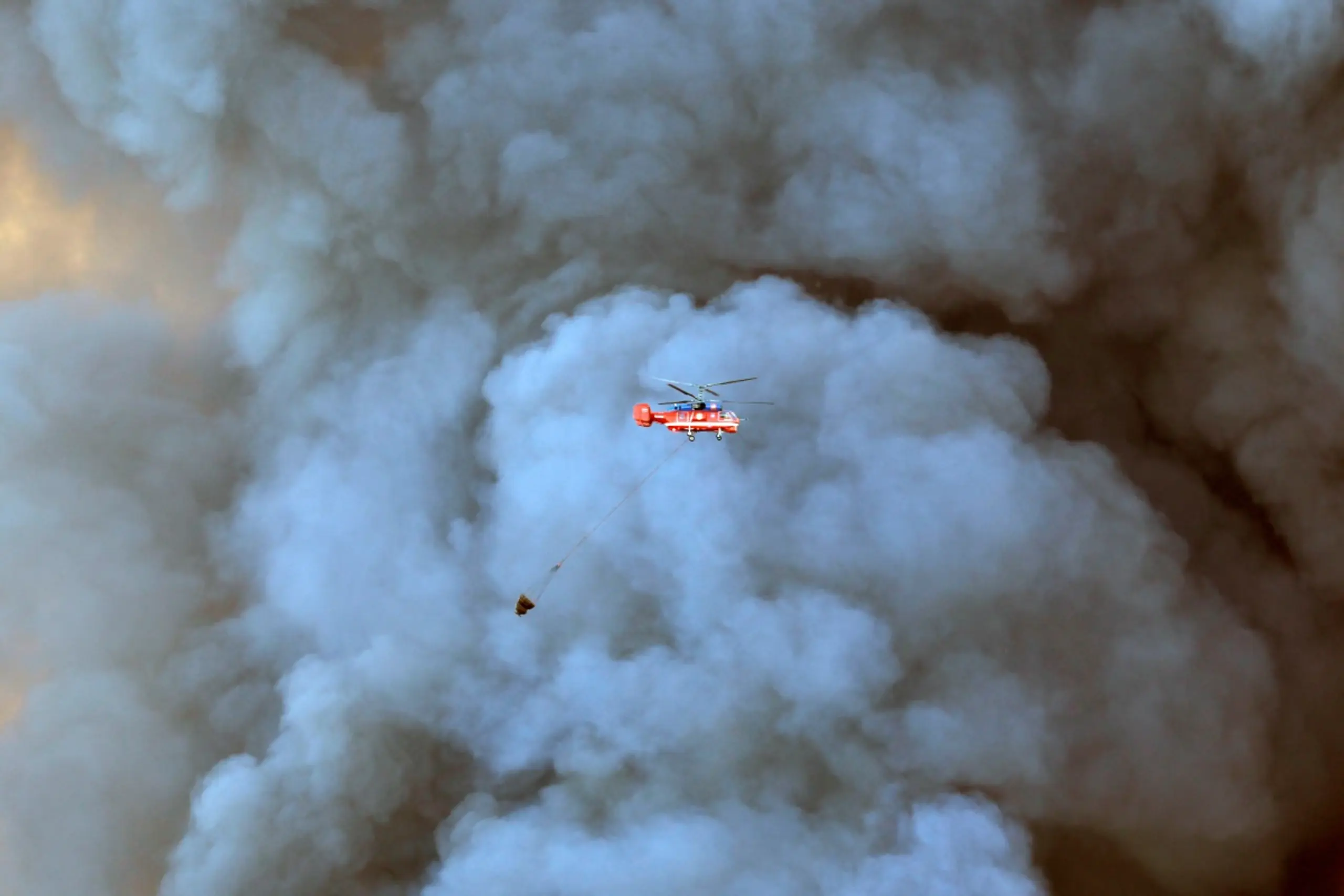 Ein Helikopter löschte bereits am Sonntag einen Brand beim Versandhändler