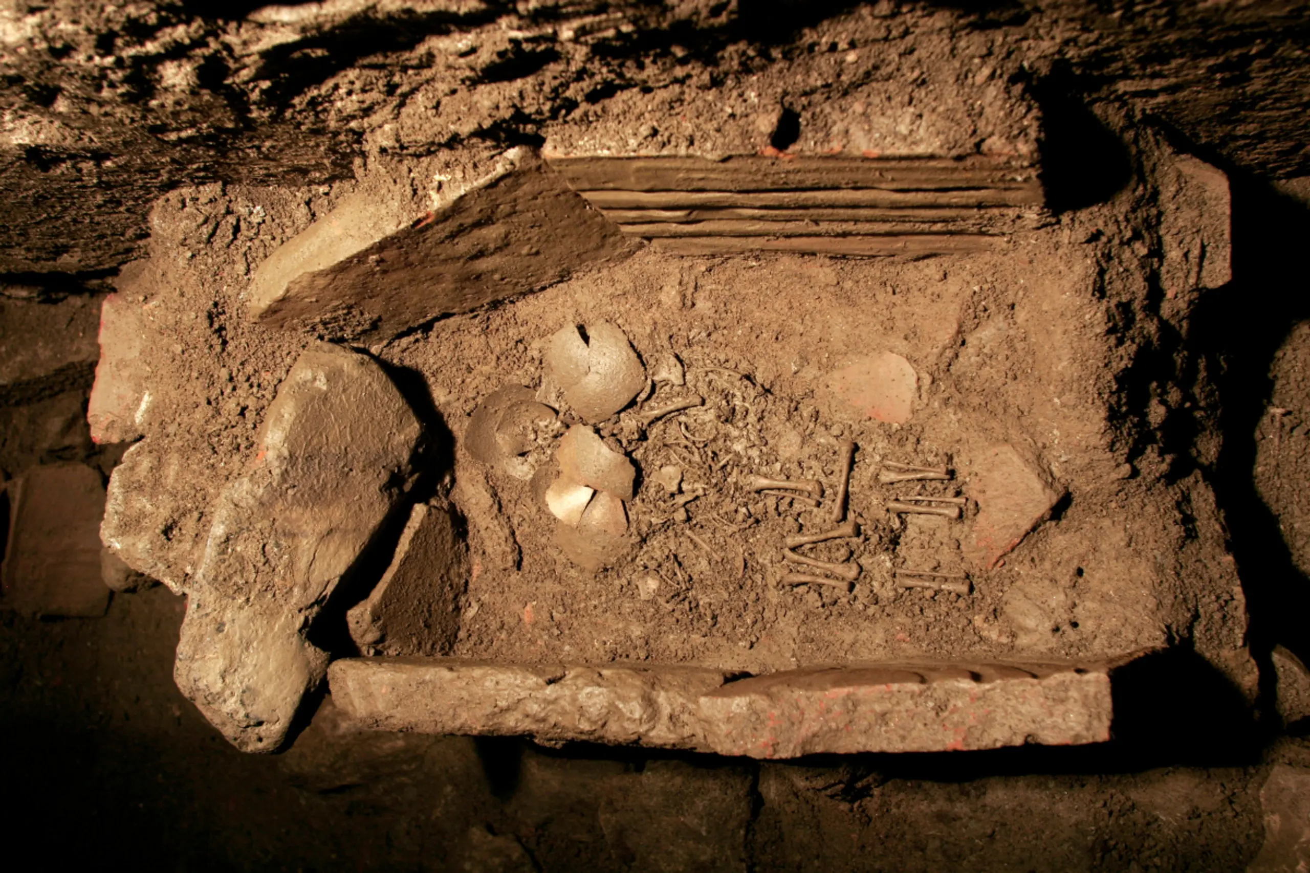 ++ HANDOUT ++ Grab zweier Neugeborener in antiker Latrine von Ephesos