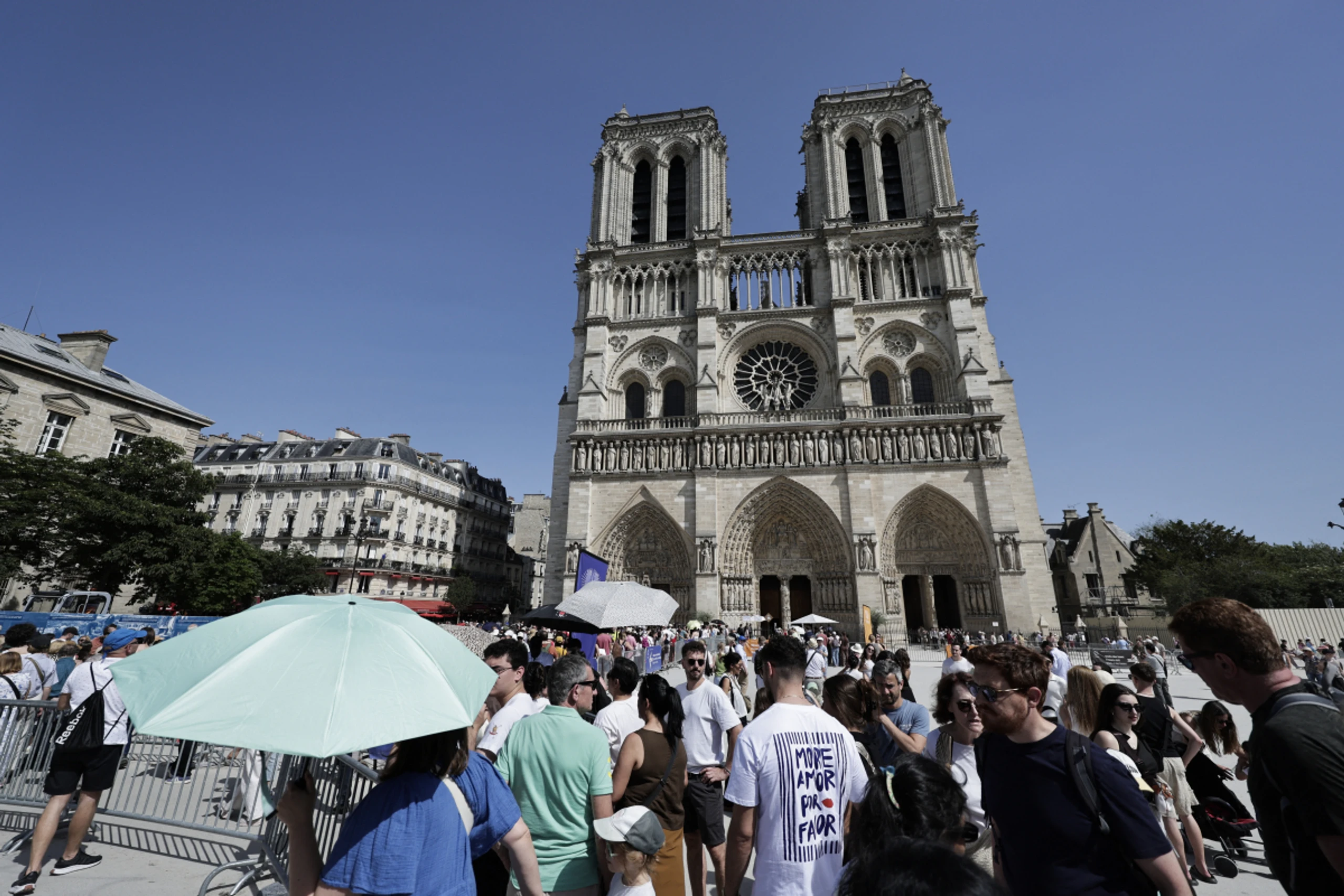 Pariser Kathedrale Notre-Dame bei einem Brand schwer beschädigt