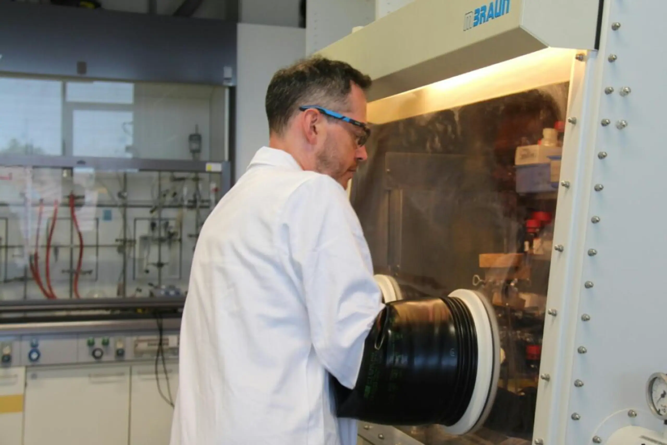 Als Werkzeug dienen Hlina Reaktionsbeschleuniger mit Seltenerdmetallen