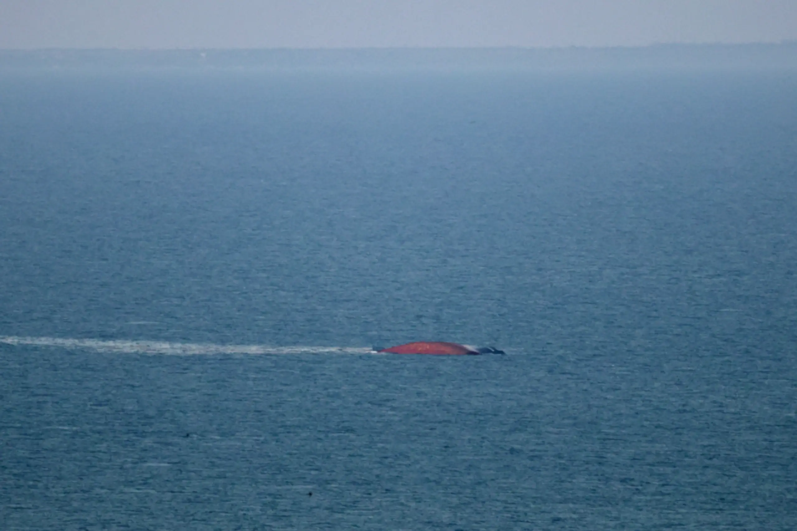 Ein Cargo-Schiff das in Folge eines russischen Angriffs sinkt