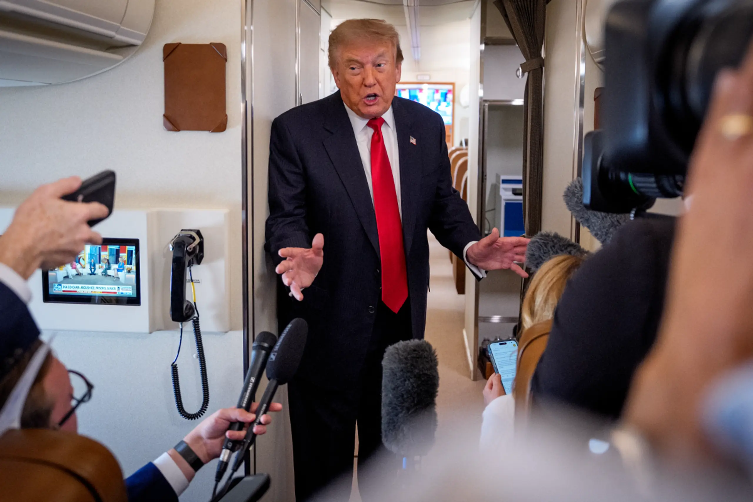Donald Trump spricht in der Präsidentenmaschine zu Medienvertretern