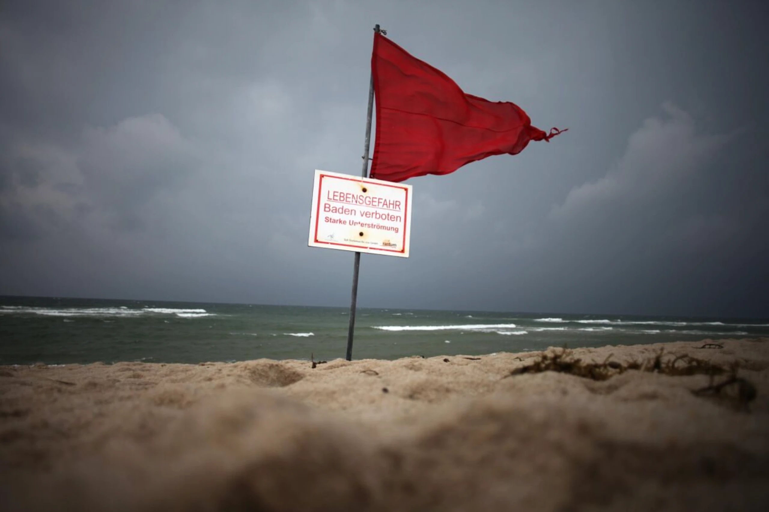 Weht eine rote Flagge, sollten auch erfahrene Schwimmer nicht baden