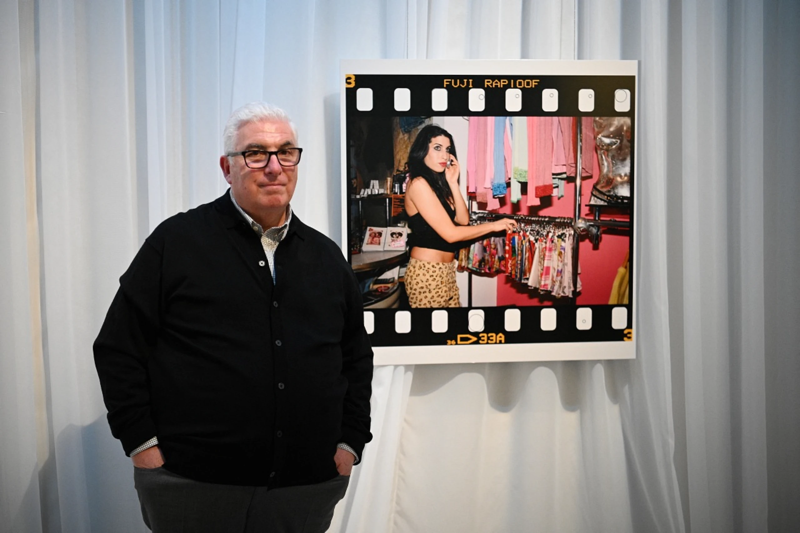 Mitch Winehouse bei Eröffnung von Ausstellung über verstorbene Tochter