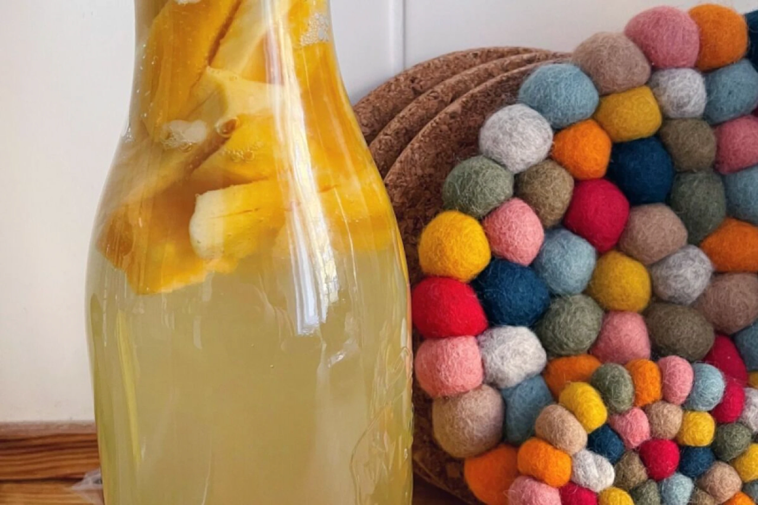 Wasserkefir wird aus gesüßtem Wasser und Wasserkefirkristallen gemacht