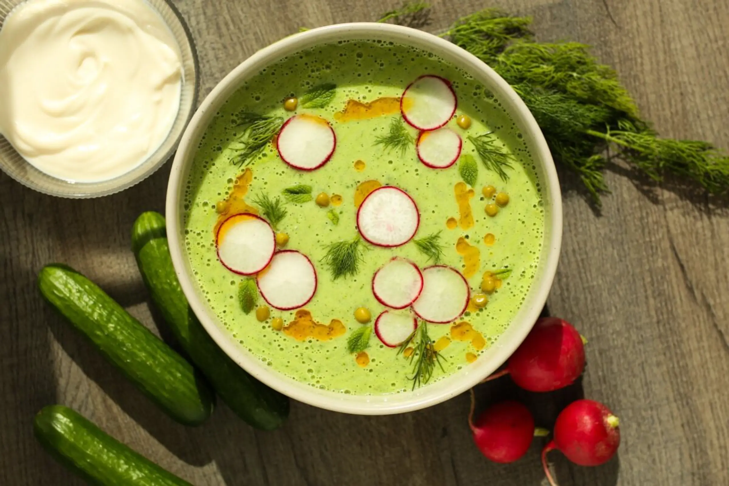 Eine Gurken-Joghurt-Suppe ist perfekt an heißen Sommertagen
