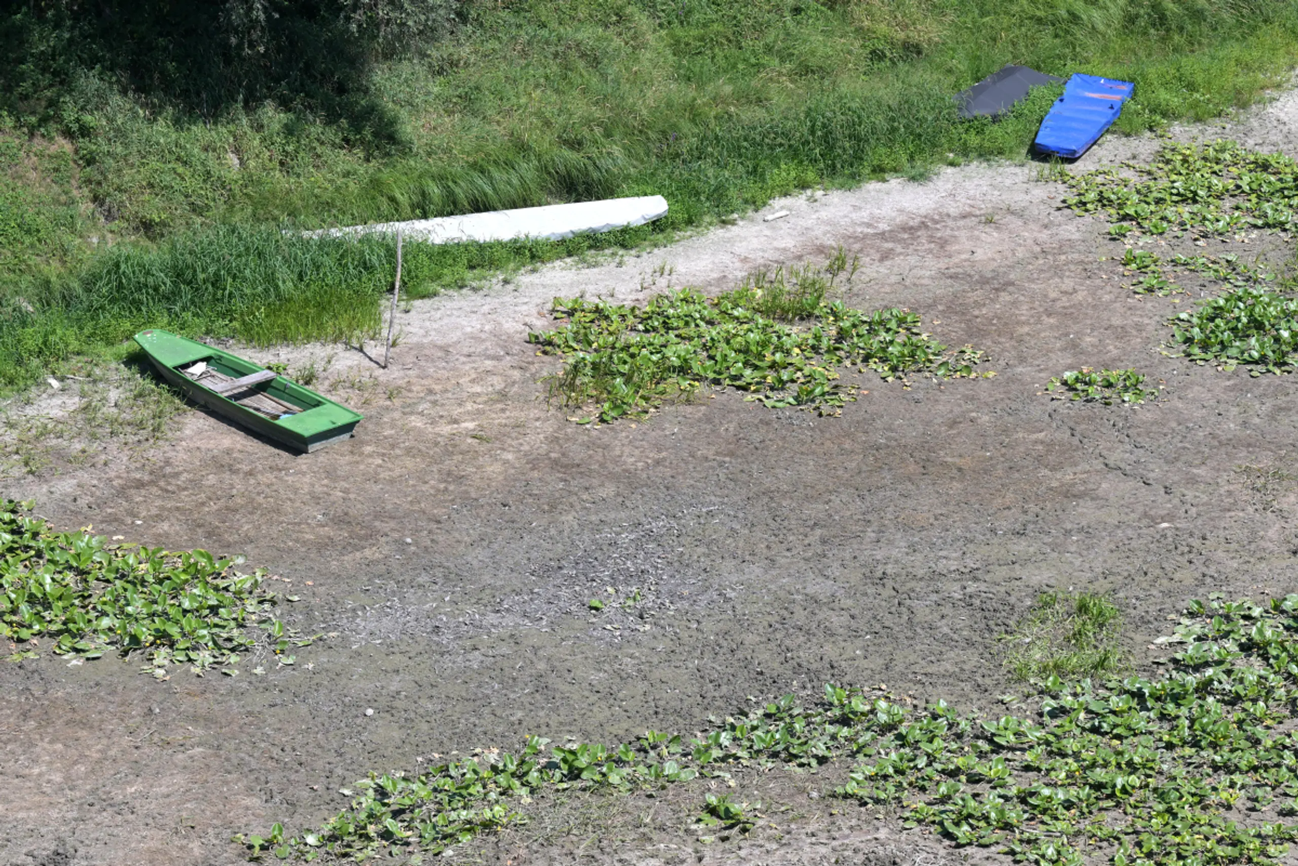 Ausgetrocknete Sandbänke auch flussaufwärts in Österreich
