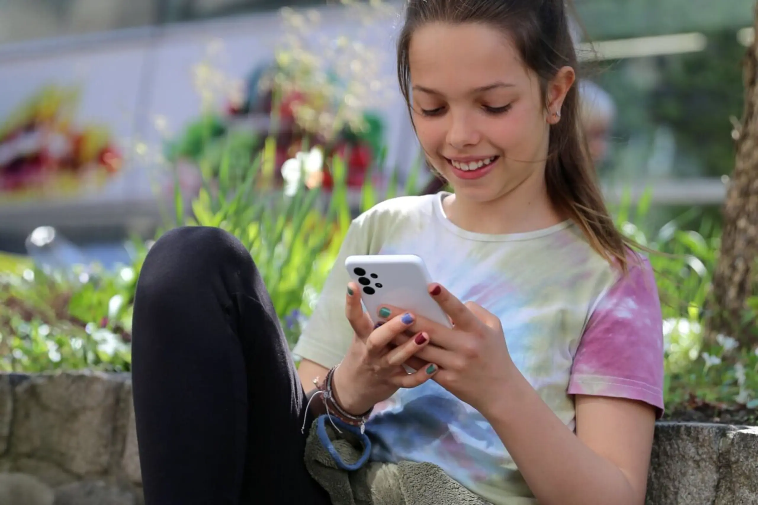 Kids sind meist überglücklich, wenn sie ihr erstes Smartphone bekommen