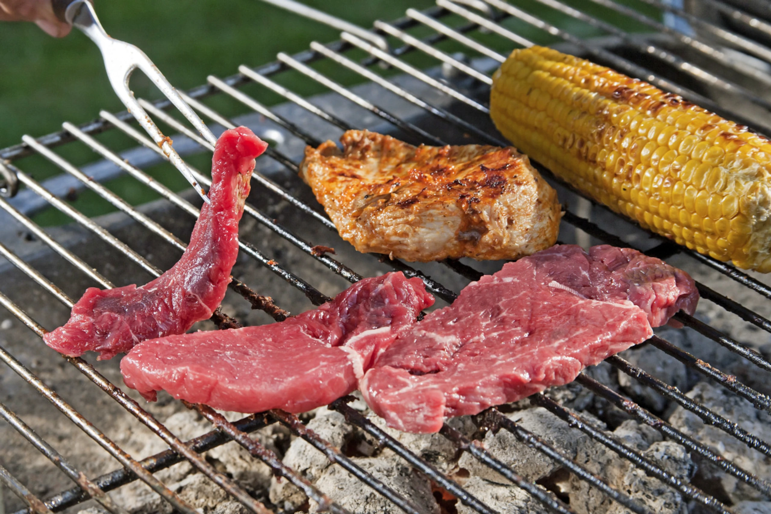 In rohem Fleisch können Krankheitserreger lauern