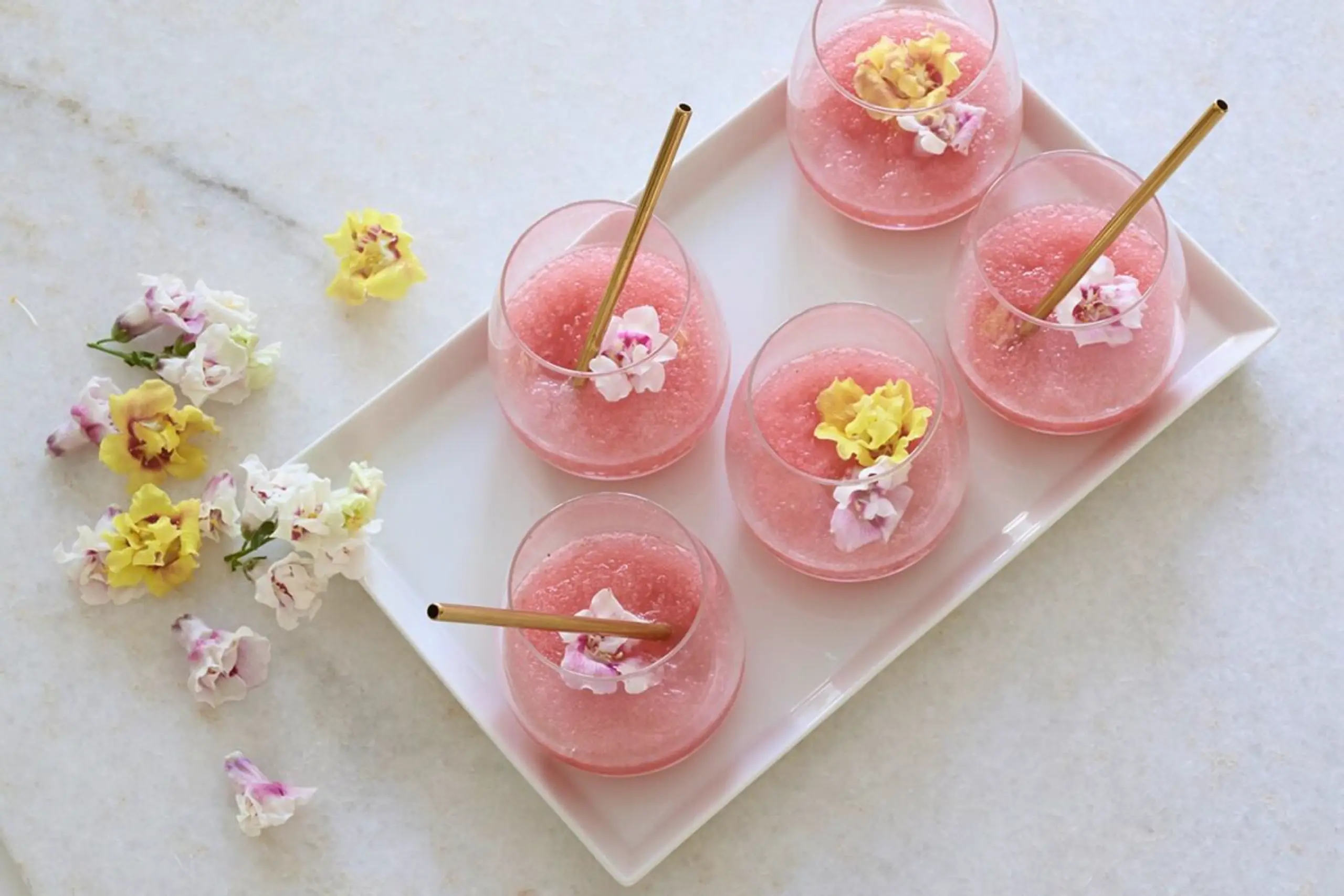 Der Tee-Frosé ist ein Mix von Cold Brew Tea und alkoholfreiem Roséwein