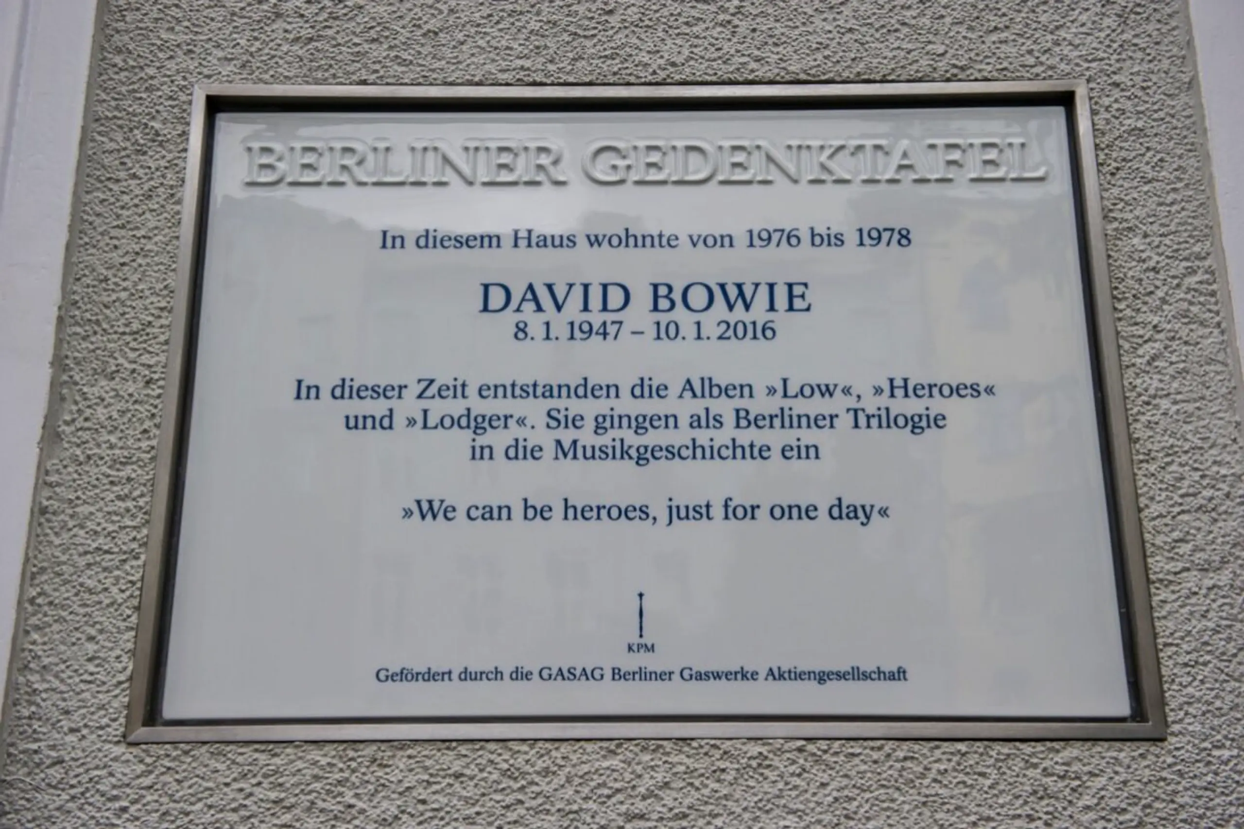 ++ ARCHIVBILD ++ Gedenktafel an Bowies Berliner Wohnung