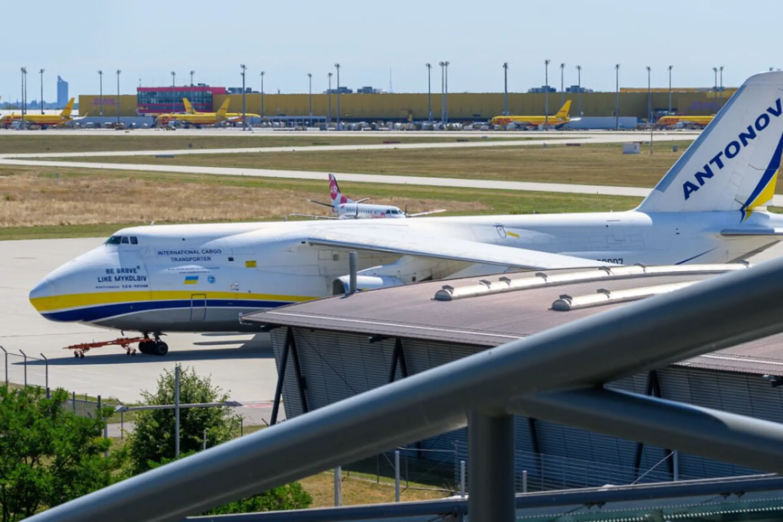 Vom Flugplatz werden Rüstungsgüter in die Ukraine transportiert