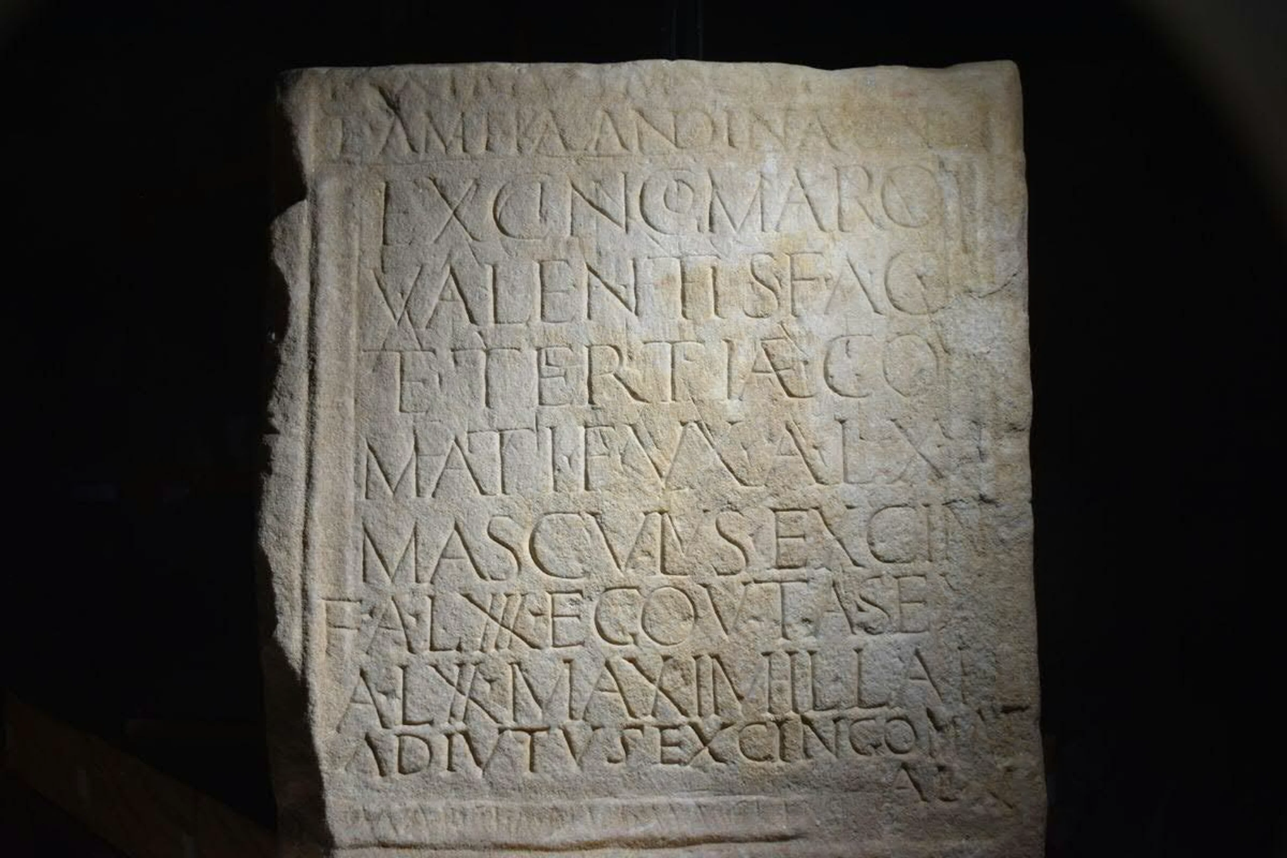 Die erste Zeile der Inschrift am Grabstein des Excingomarus ist nur mehr schwer lesbar. Die Wärmebildkamera kann beim Entziffern hilfreich sein