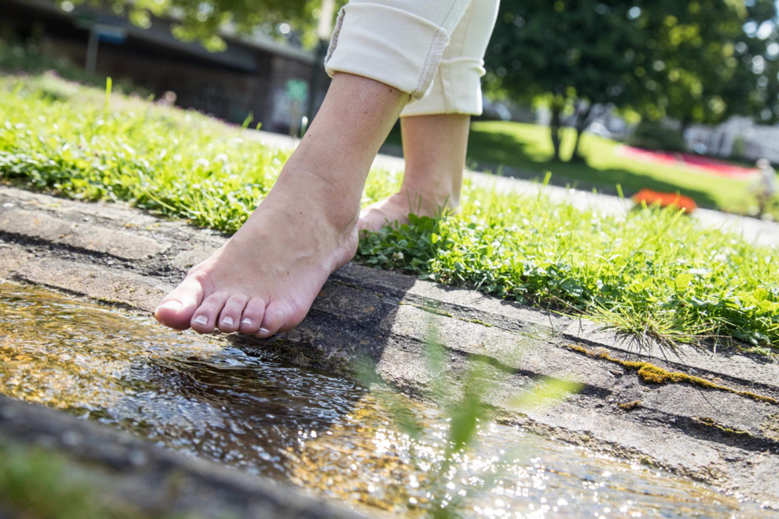 Ein Spaziergang ohne Schuhe stärkt die Muskeln in den Füßen