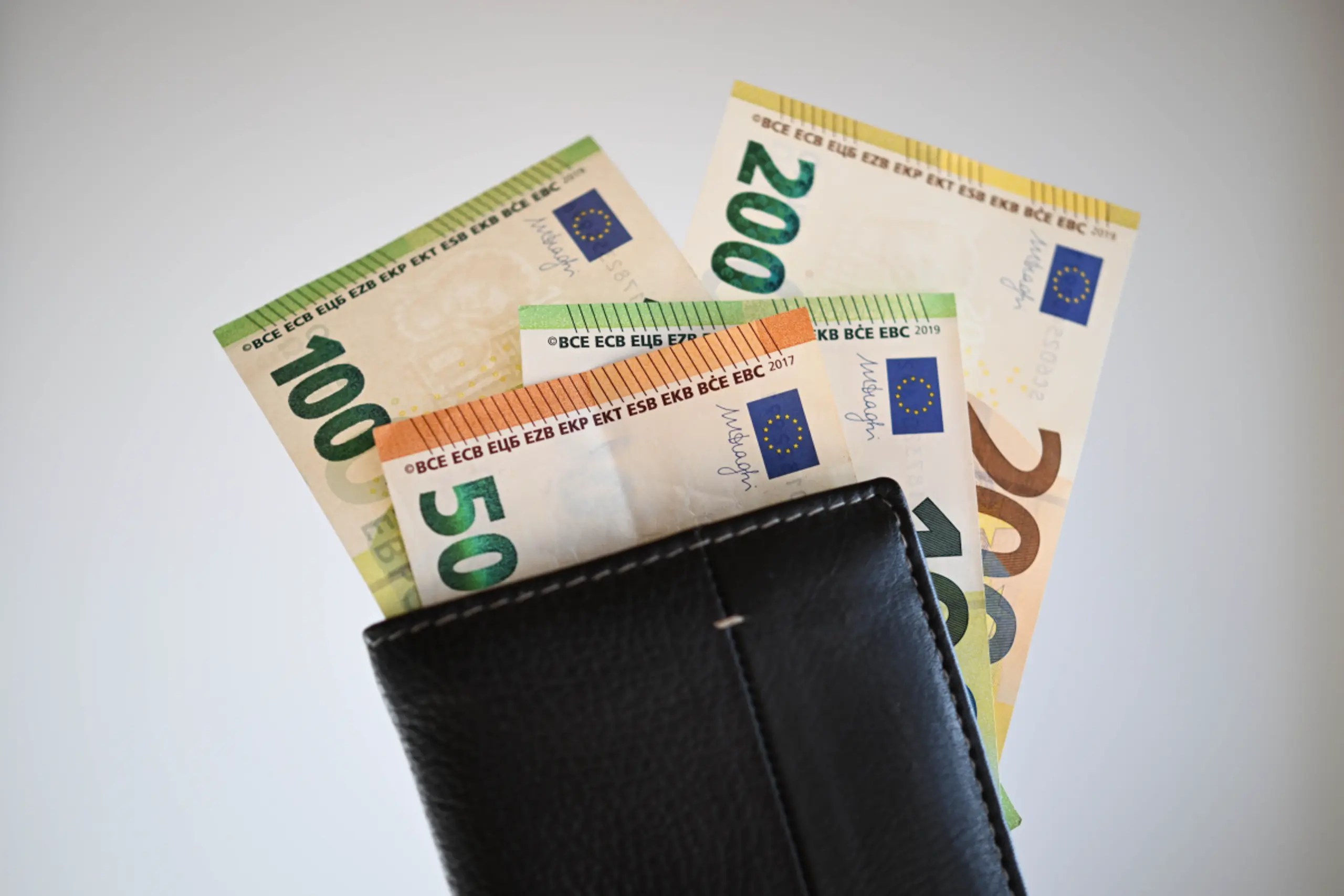 Sollten entscheiden, wie viel Geld sie einem Unbekannten anvertrauen