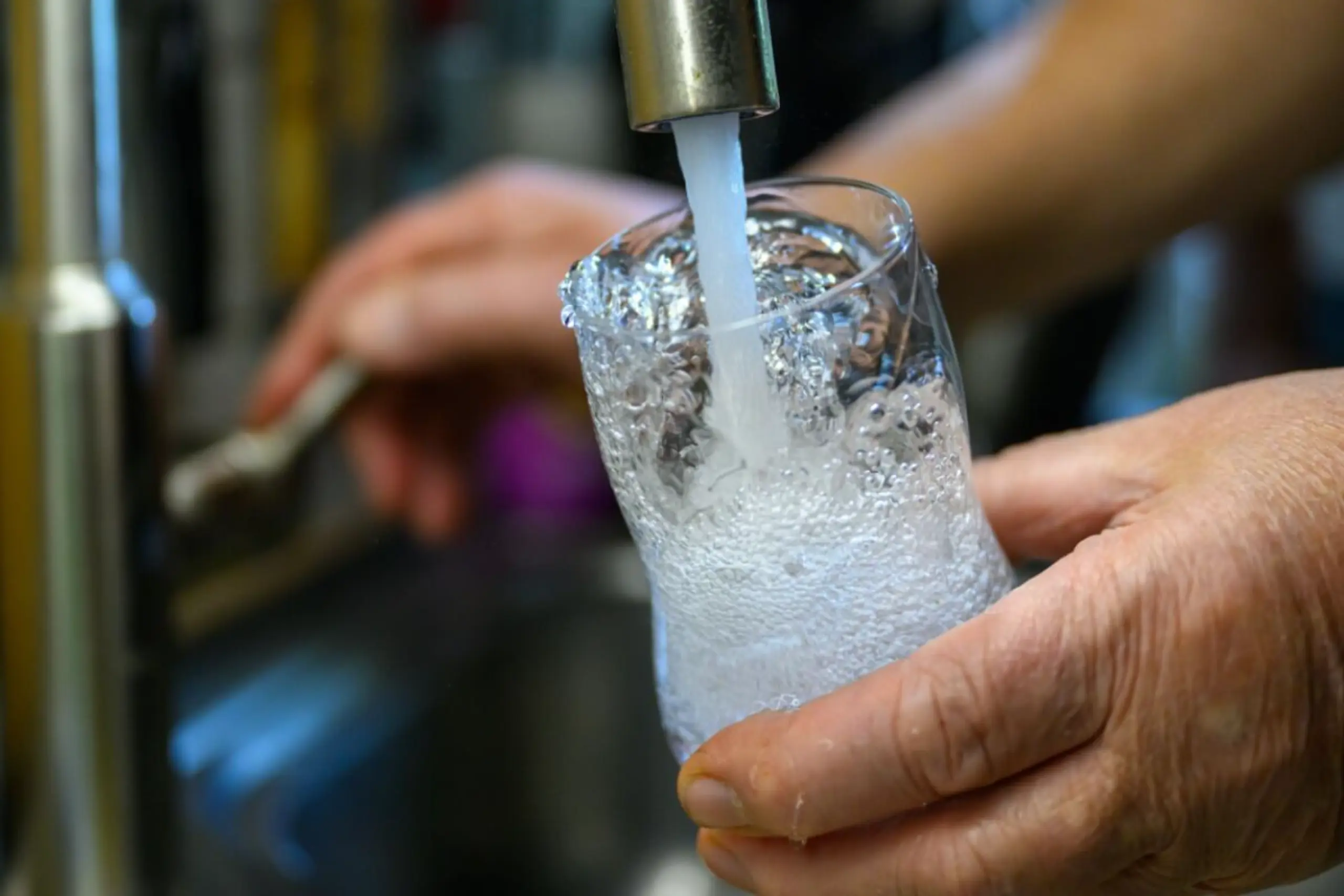 Wasser zum Trinken sollte immer aus dem Hahn laufen, bis es kühl wird