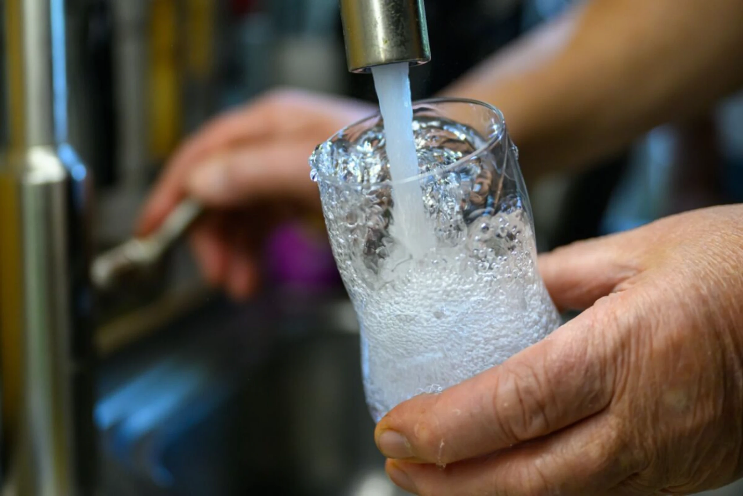 Wasser zum Trinken sollte immer aus dem Hahn laufen, bis es kühl wird