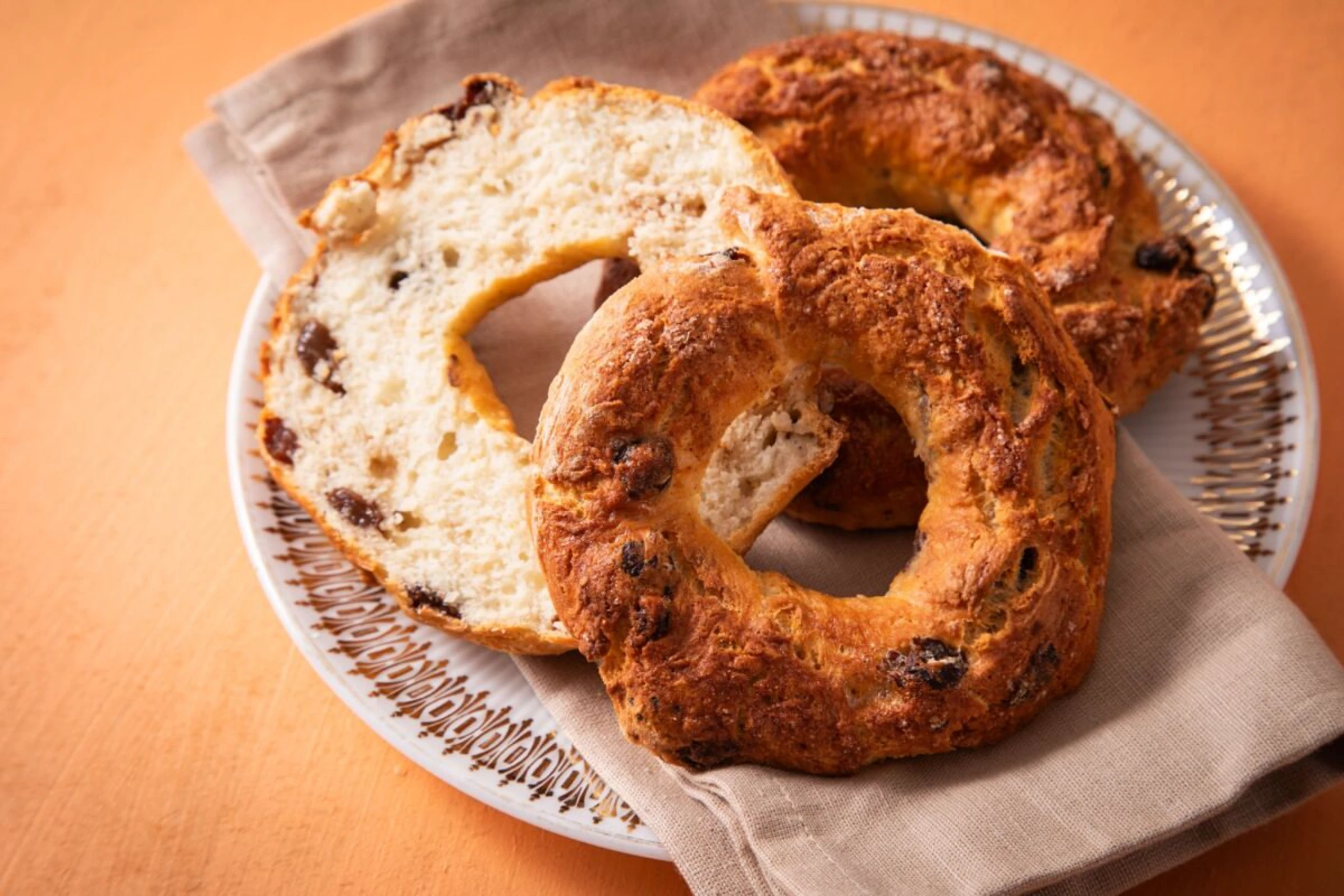 Wer Bagels süß mag, kommt mit Rosinen und Zimt auf seine Kosten