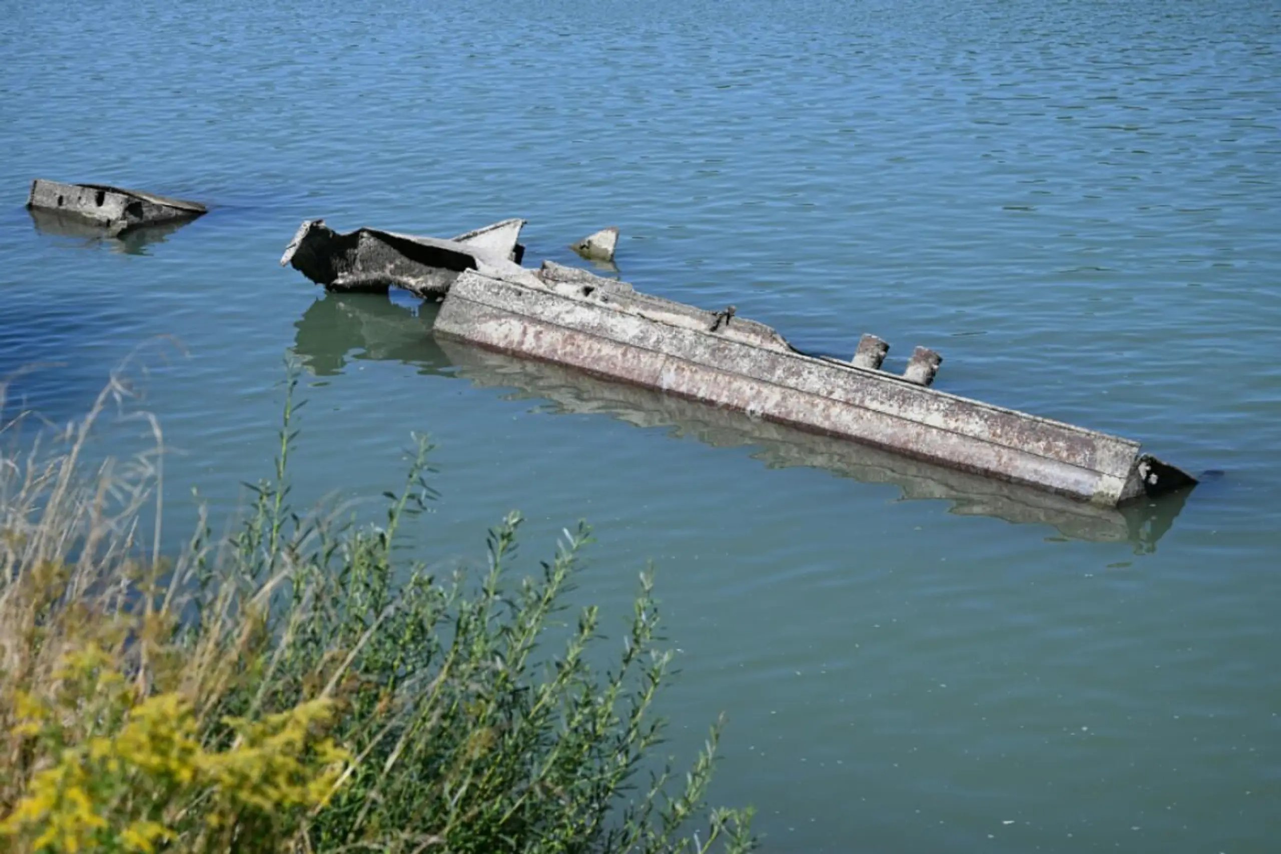Die Wracks ragen bei Ardagger aus der Donau