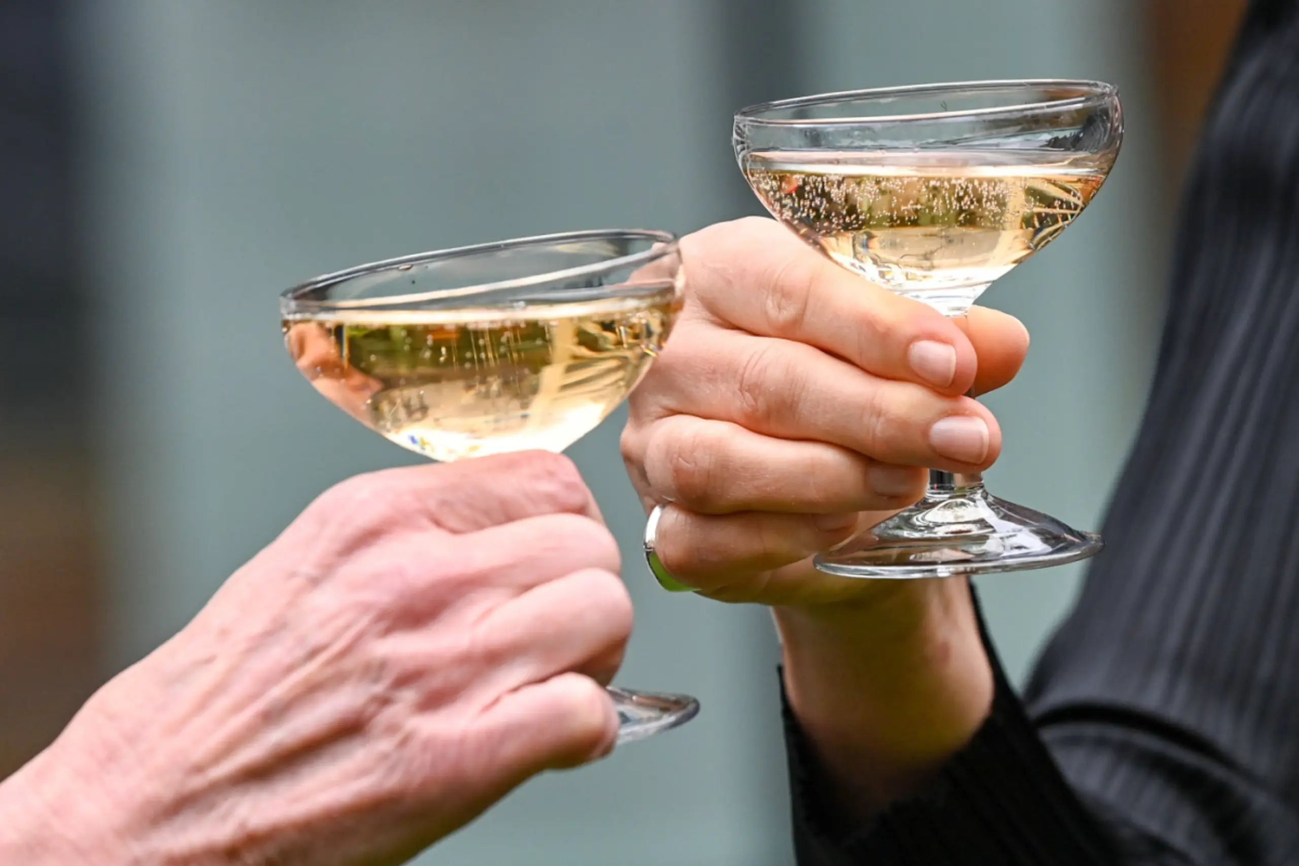 Prost mit Champagnerschalen