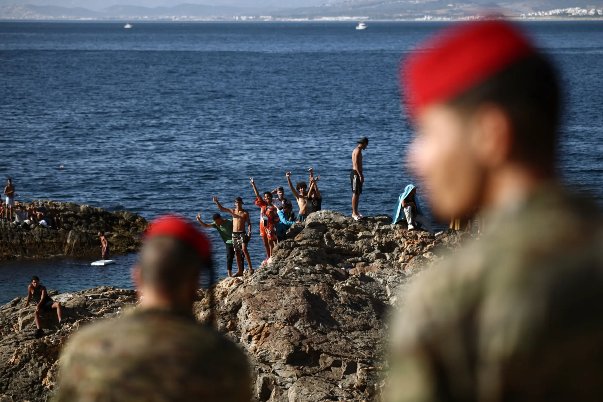 Spanische Soldaten beobachten die Grenze zu Ceuta