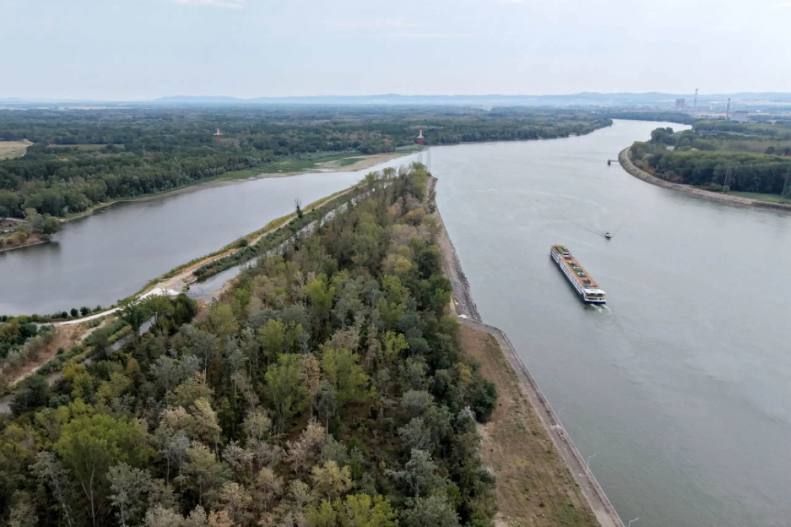 Blick auf Donau beim Kraftwerk Altenwörth Anfang August