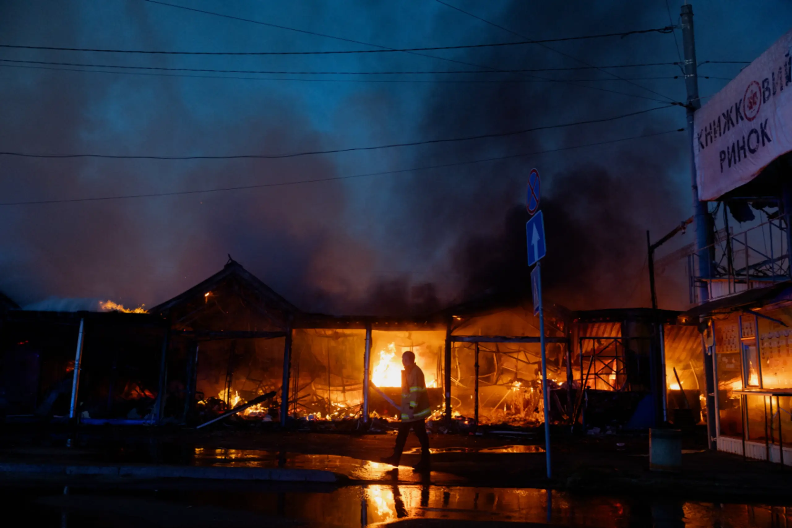 Häuser in Kiew nach russischem Beschuss in Flammen