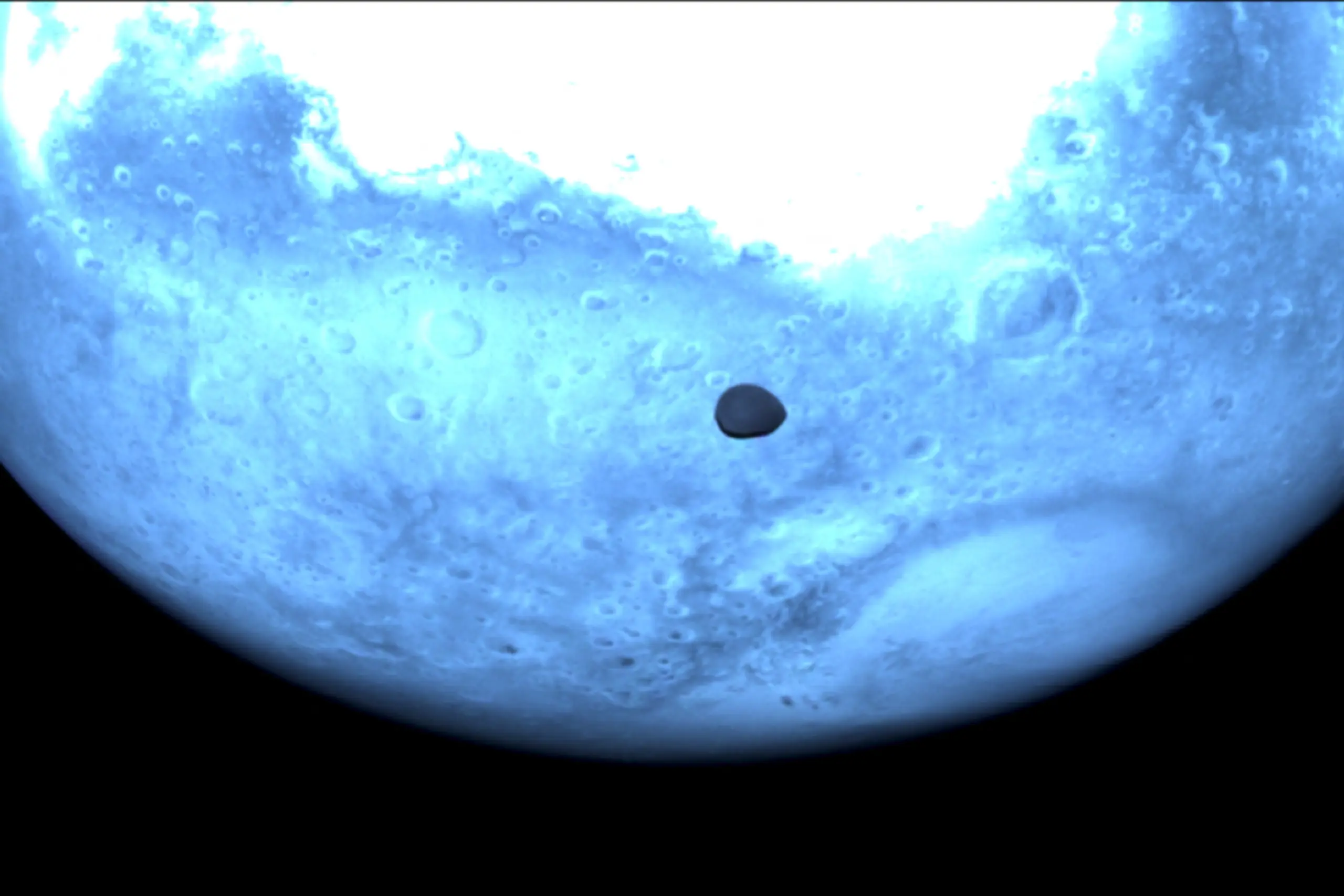Deimos ist der kleinere von zwei Monden, die den Mars umkreisen