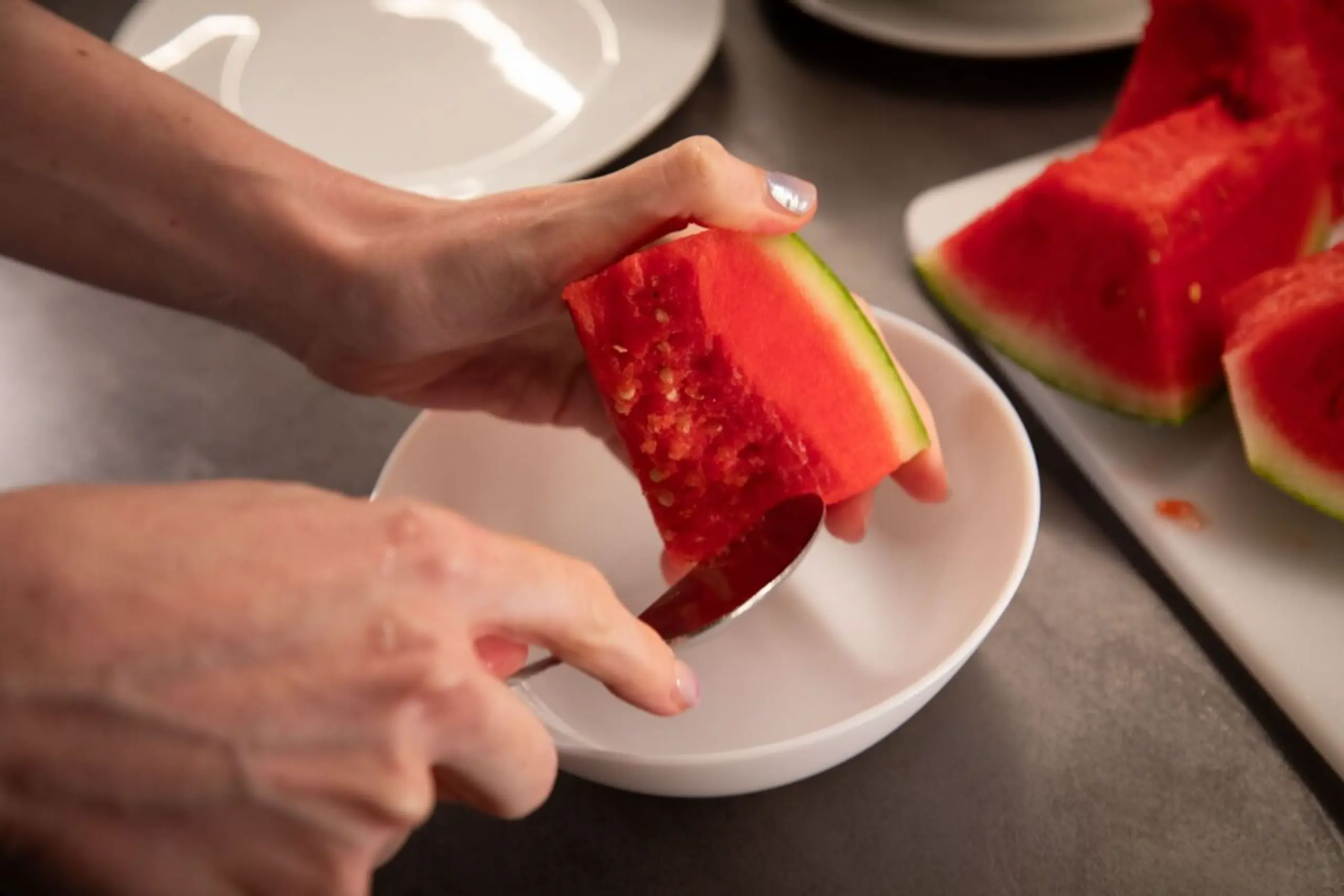 Die Kerne lassen sich mit einem Löffel aus dem Fruchtfleisch kratzen