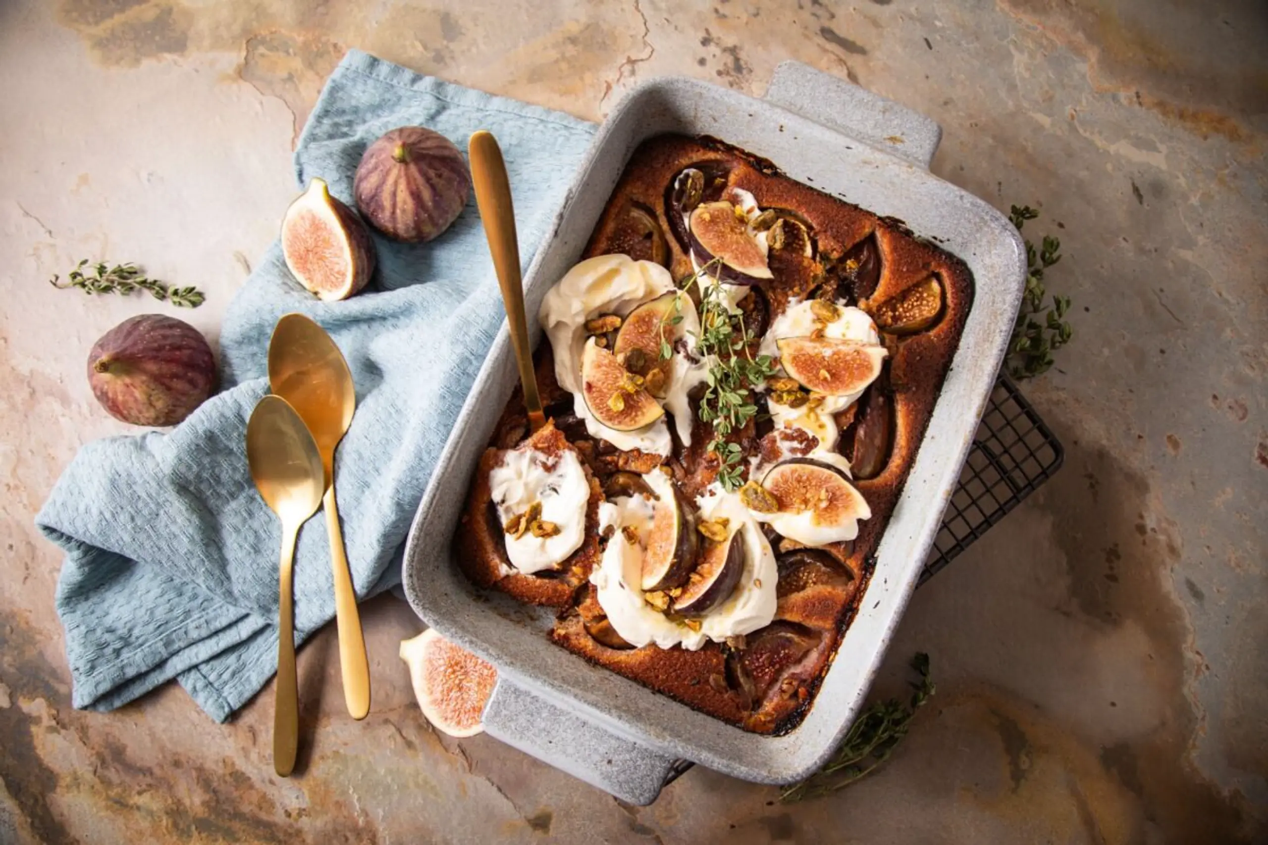 Feigen-Clafoutis wird mit Creme Fraiche, Honig und Thymian zubereitet