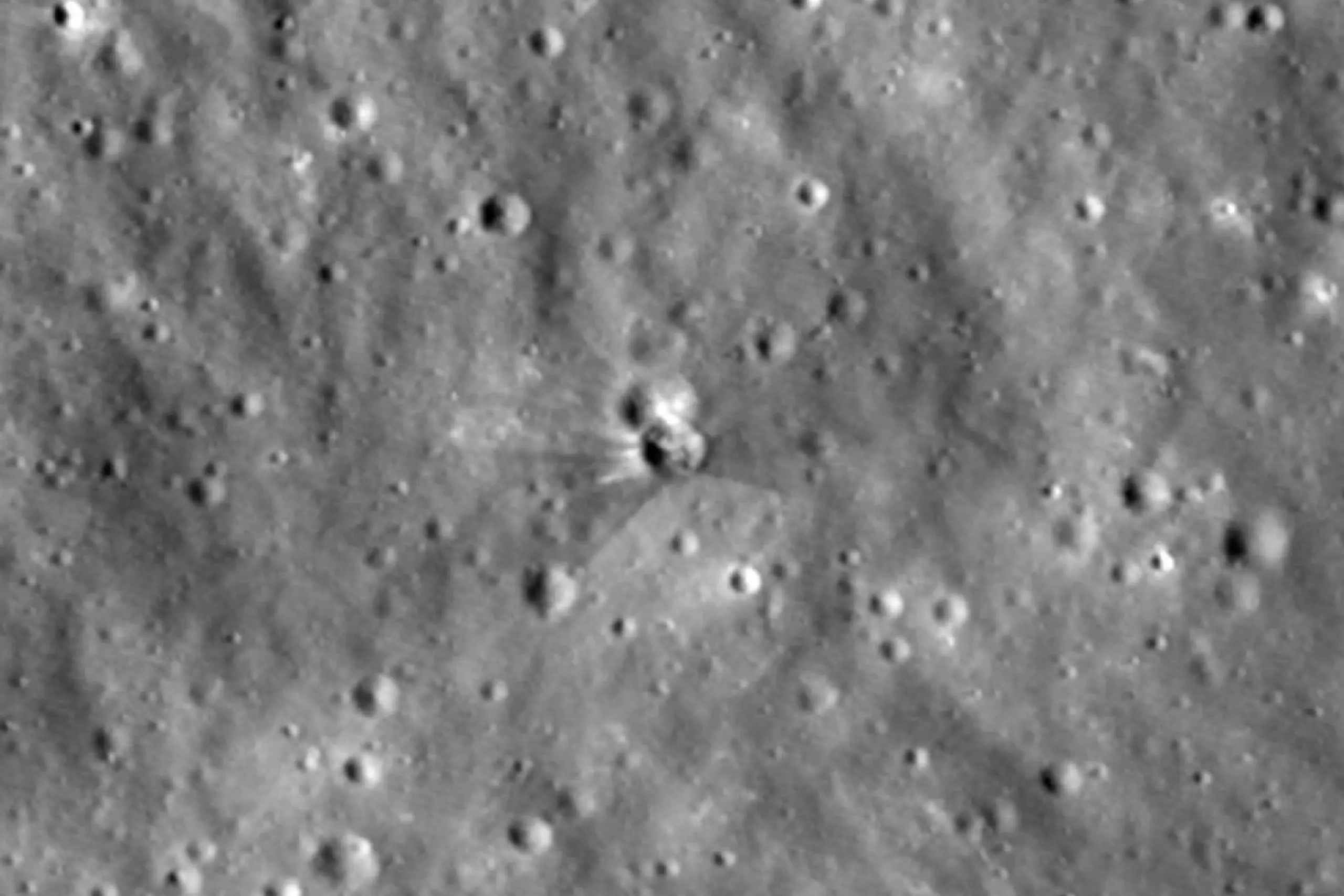 Satelliten-Bild des Kraters auf dem Mond (Mitte)