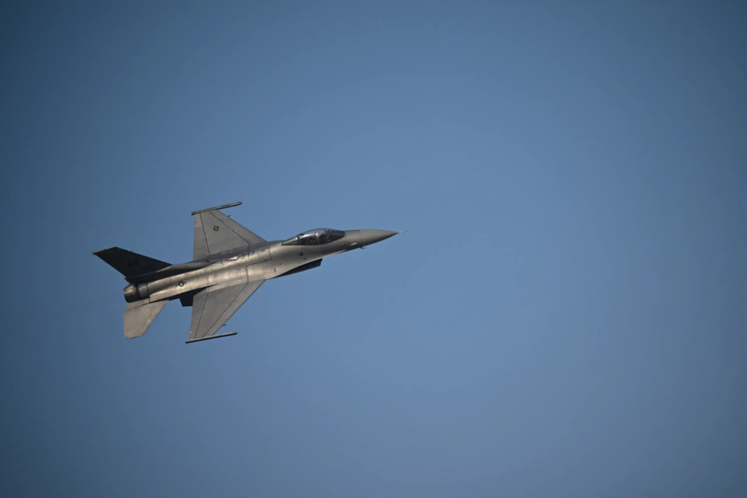 Ein F16-Flieger in der Luft (Symbolbild)