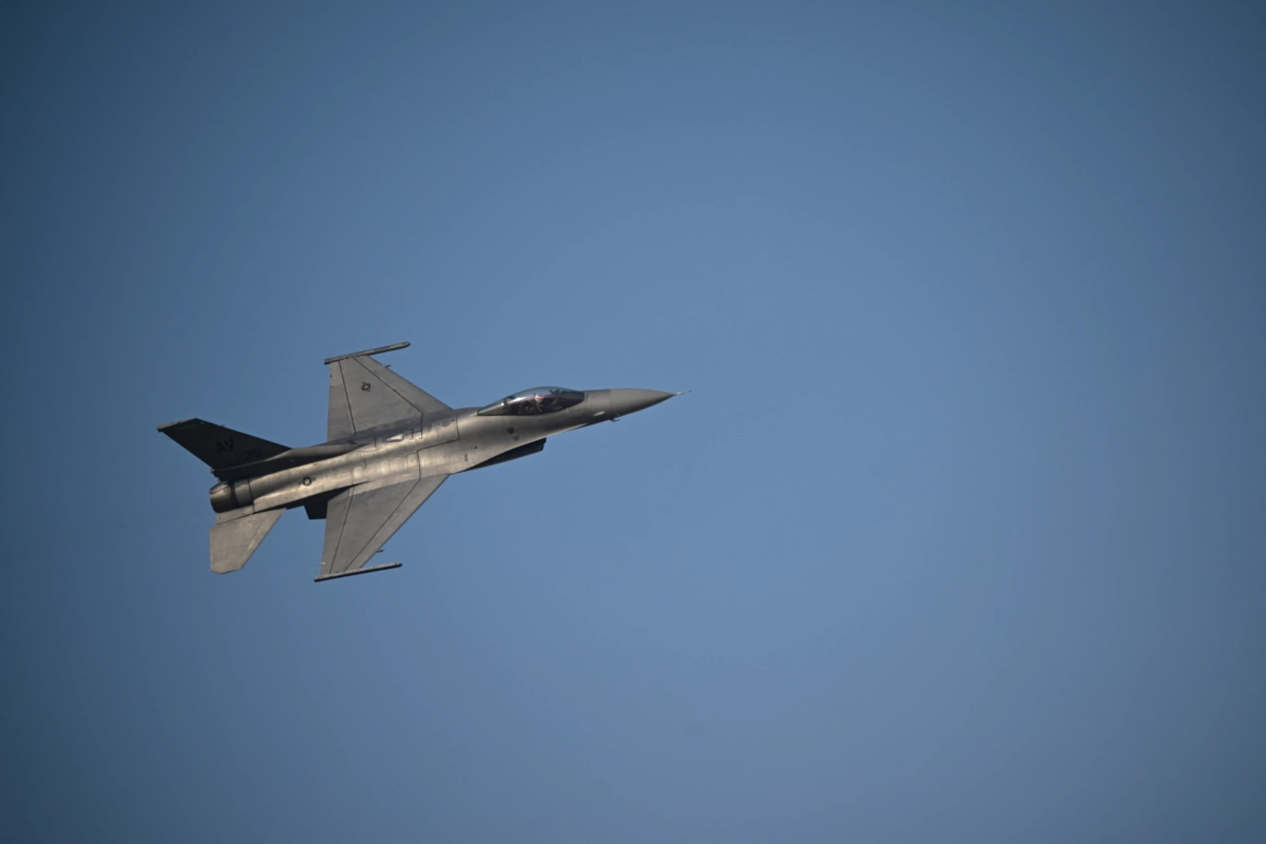 Ein F-16-Flieger in der Luft (Symbolbild)