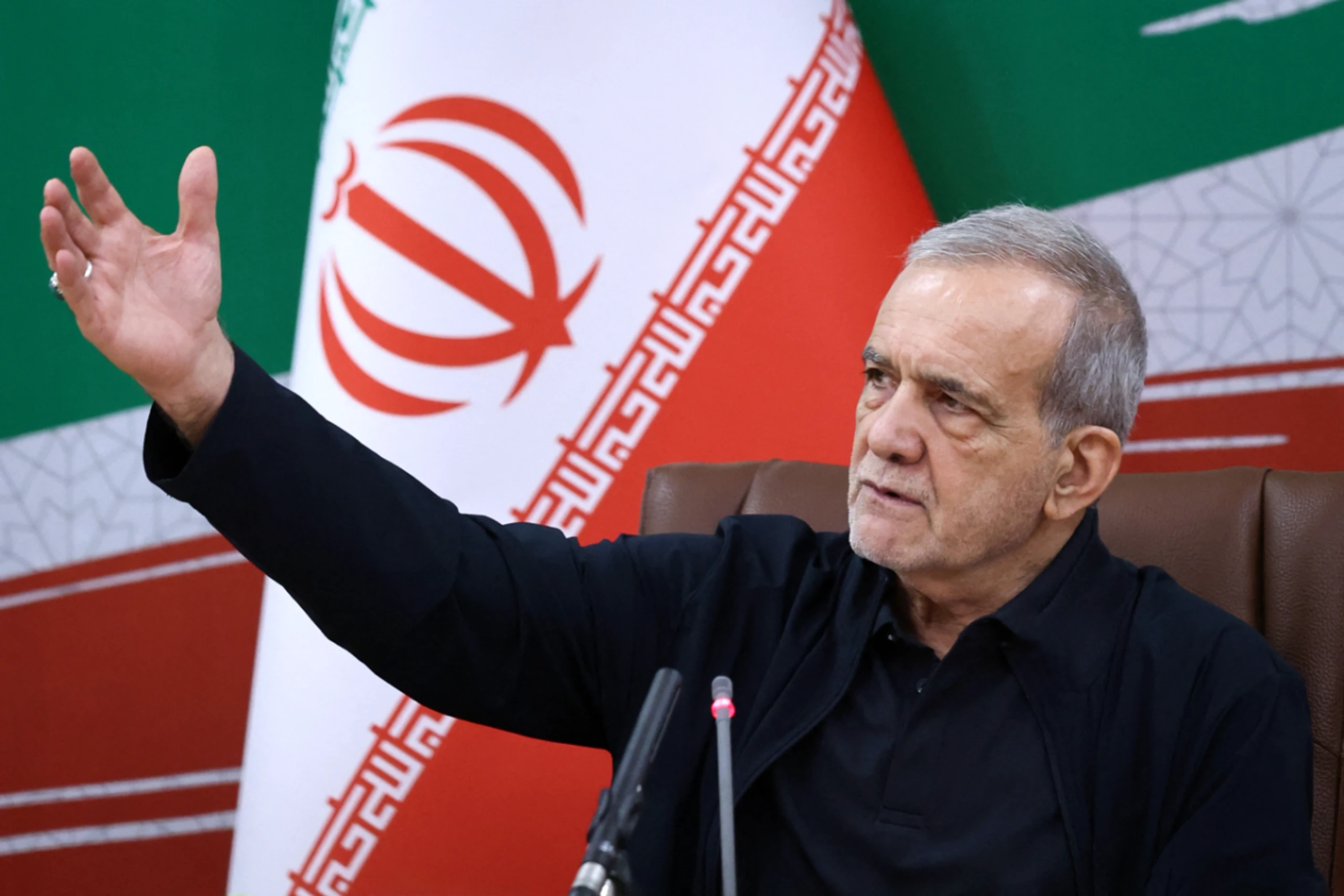 Irans Präsident Pezeshkian wies auf Herausforderungen hin (Archivbild)