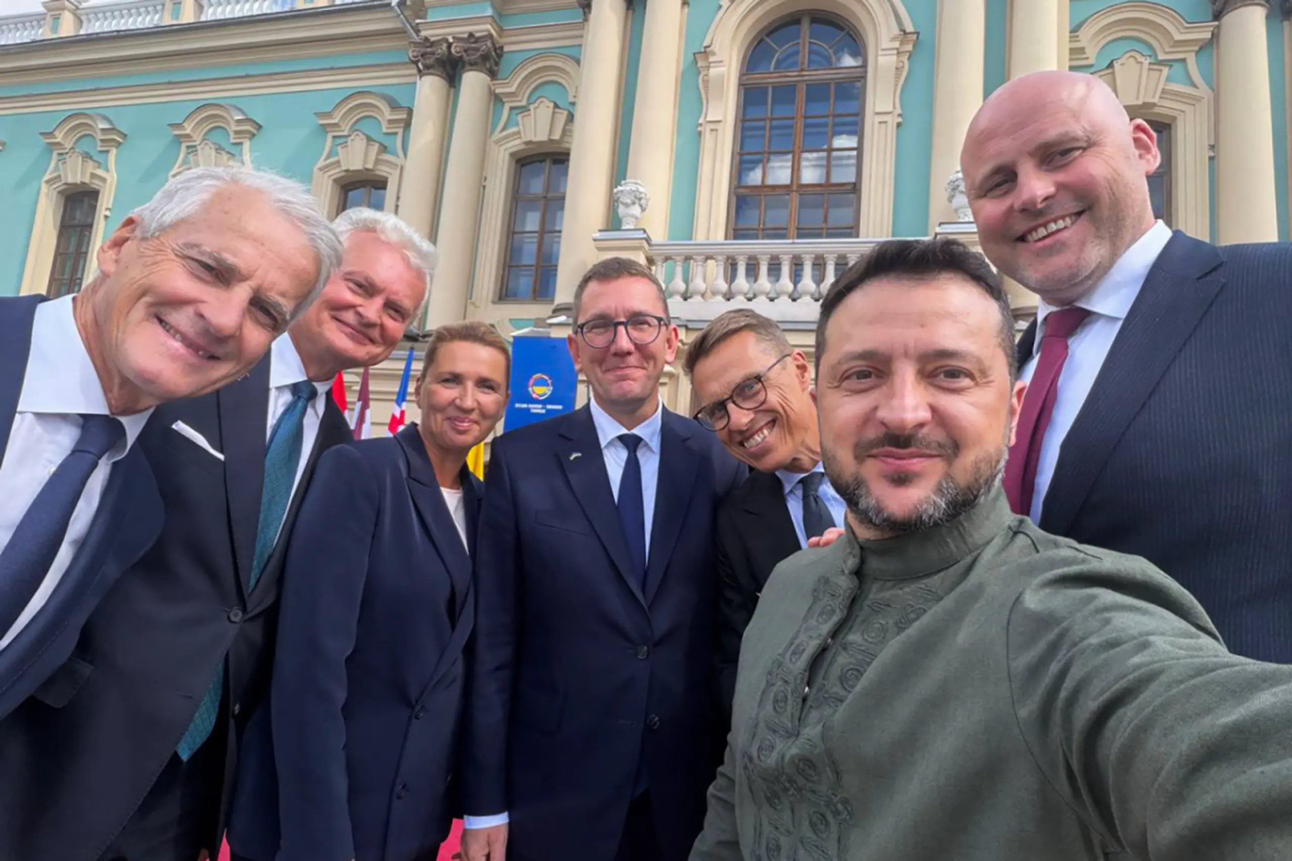 Selenskyj begrüßte schon am Sonntag Staats- und Regierungschefs