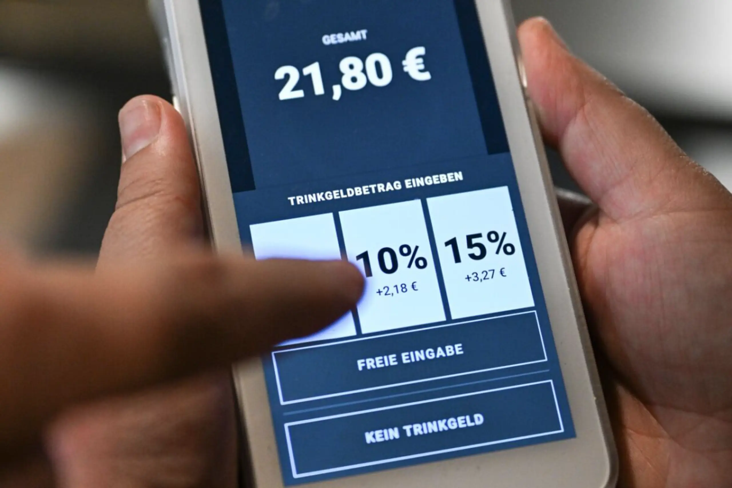 ++ ARCHIVBILD ++ Trinkgeld-Möglichkeiten auffälliger als Button "Kein Trinkgeld"
