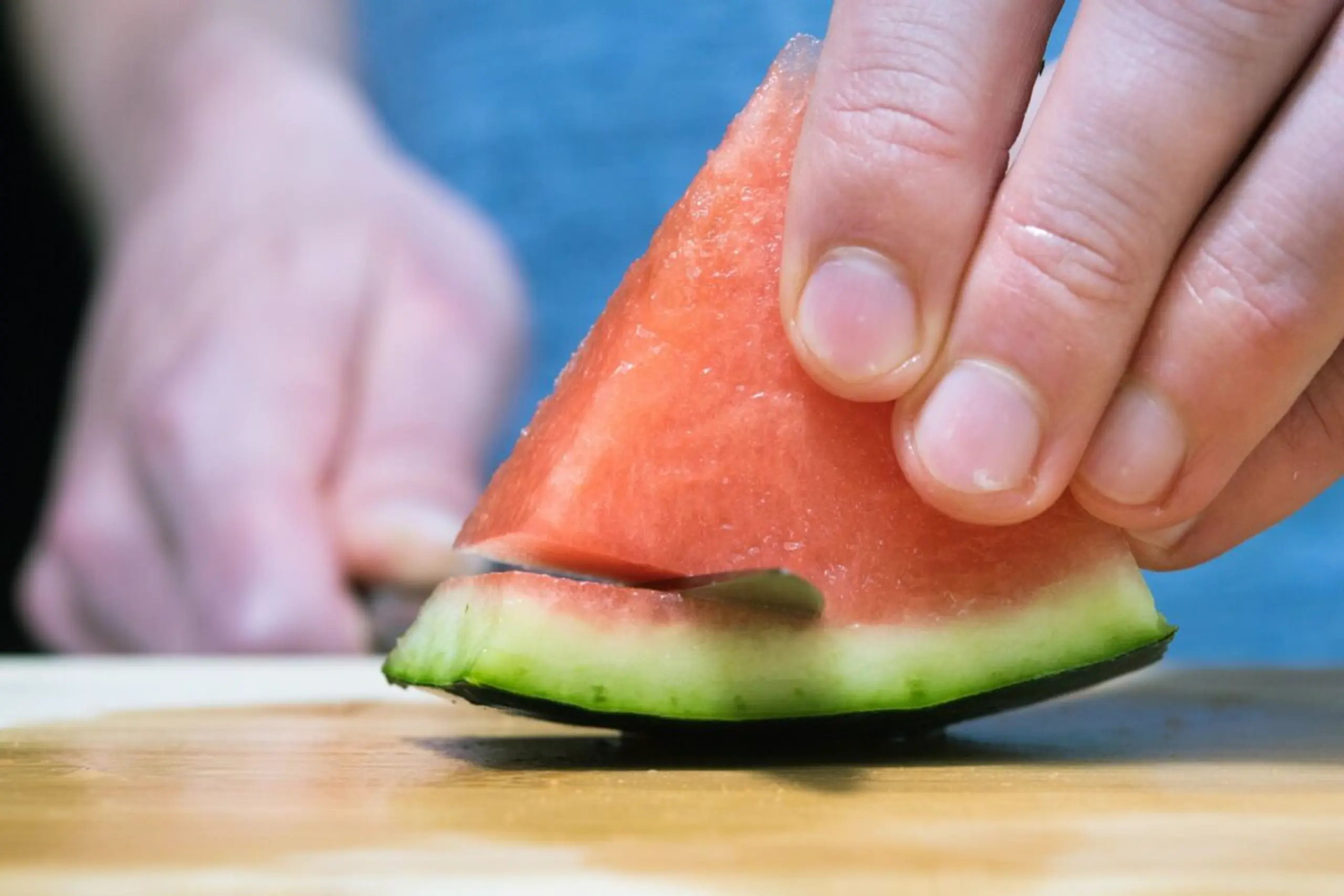 Der Rand der Wassermelone enthält Ballaststoffe, Vitamin C und Kalium