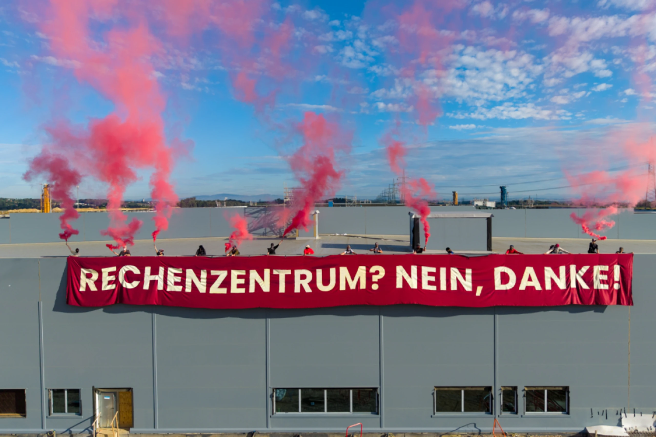 Sonntägliche Rauchfackeln und Transparente gegen Google-Rechenzentrum