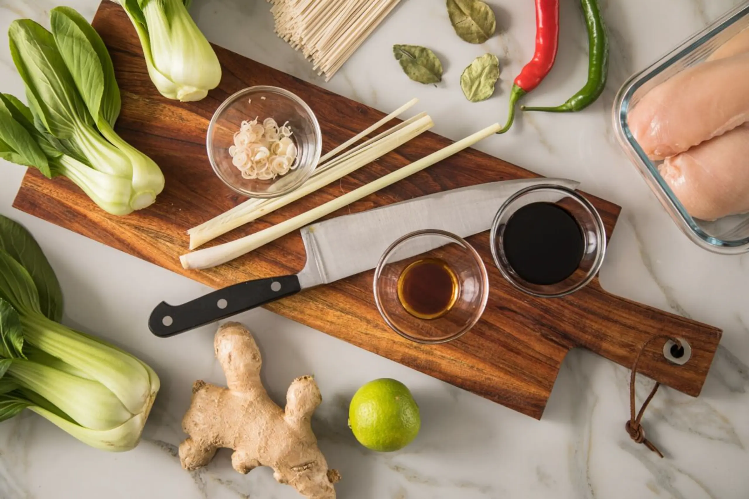 Helle Sojasauce eignet sich gut, um Fleisch, Fisch und Tofu zu würzen