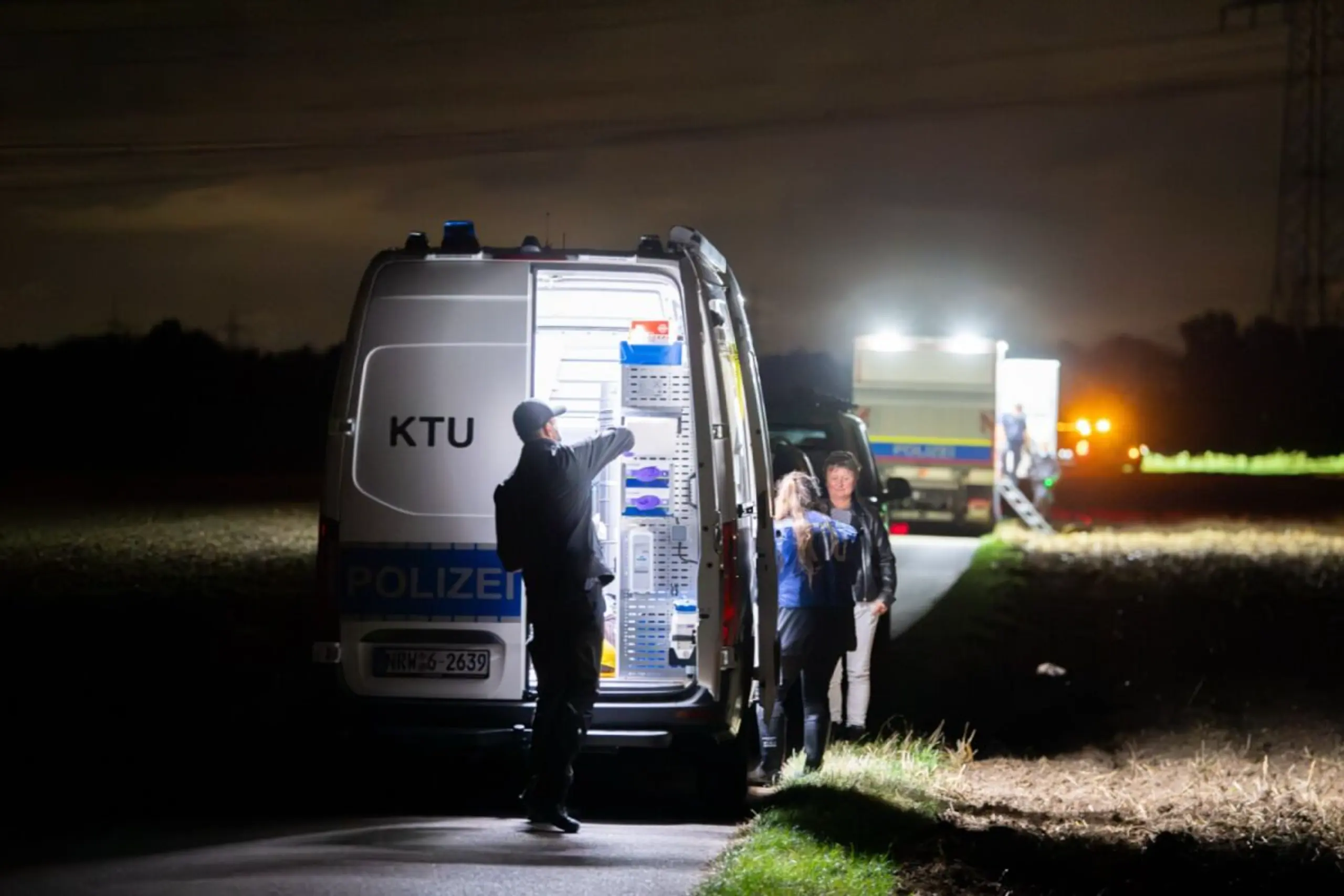 Kriminaltechniker arbeiten am Umspannwerk in Dormagen.