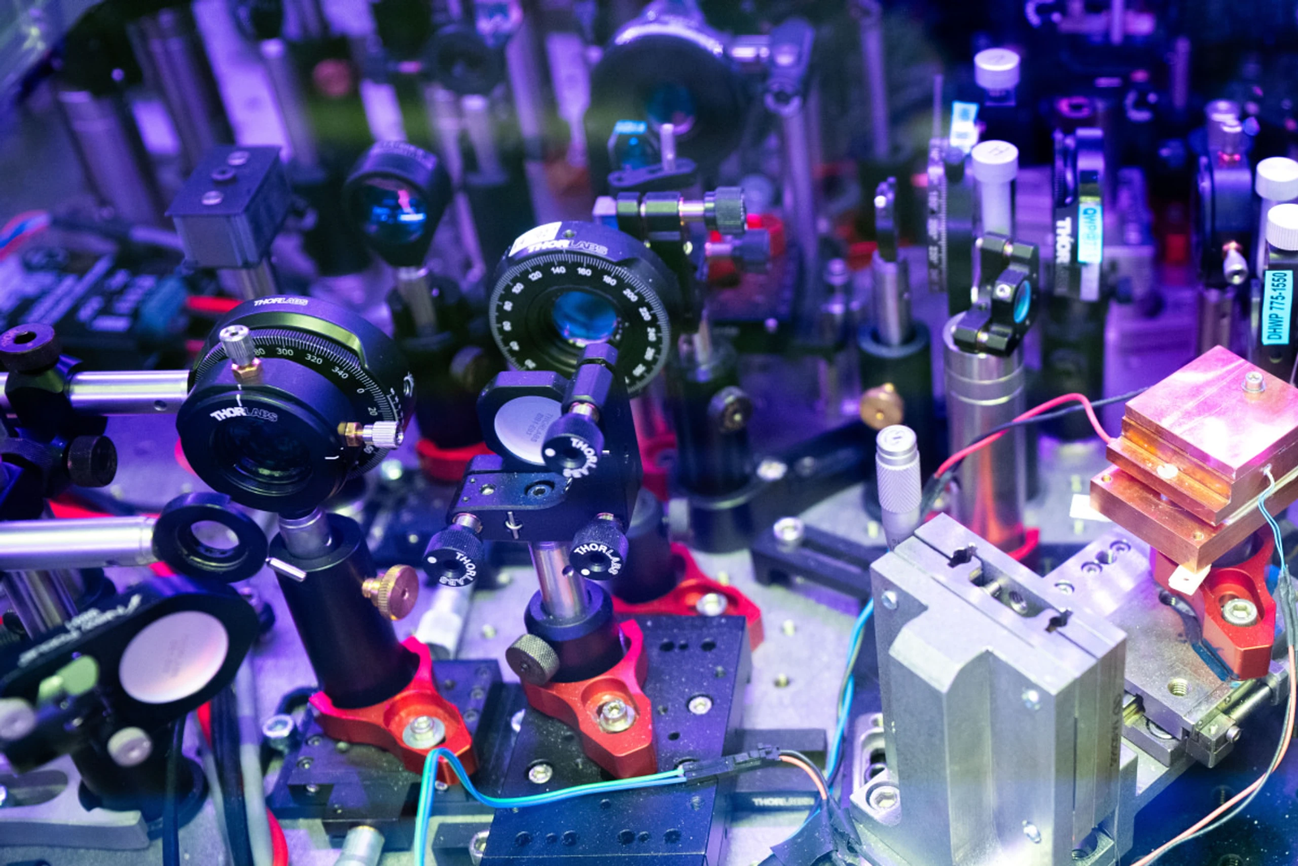 Blick auf Geräte in einem Labor für Quantentechnologie